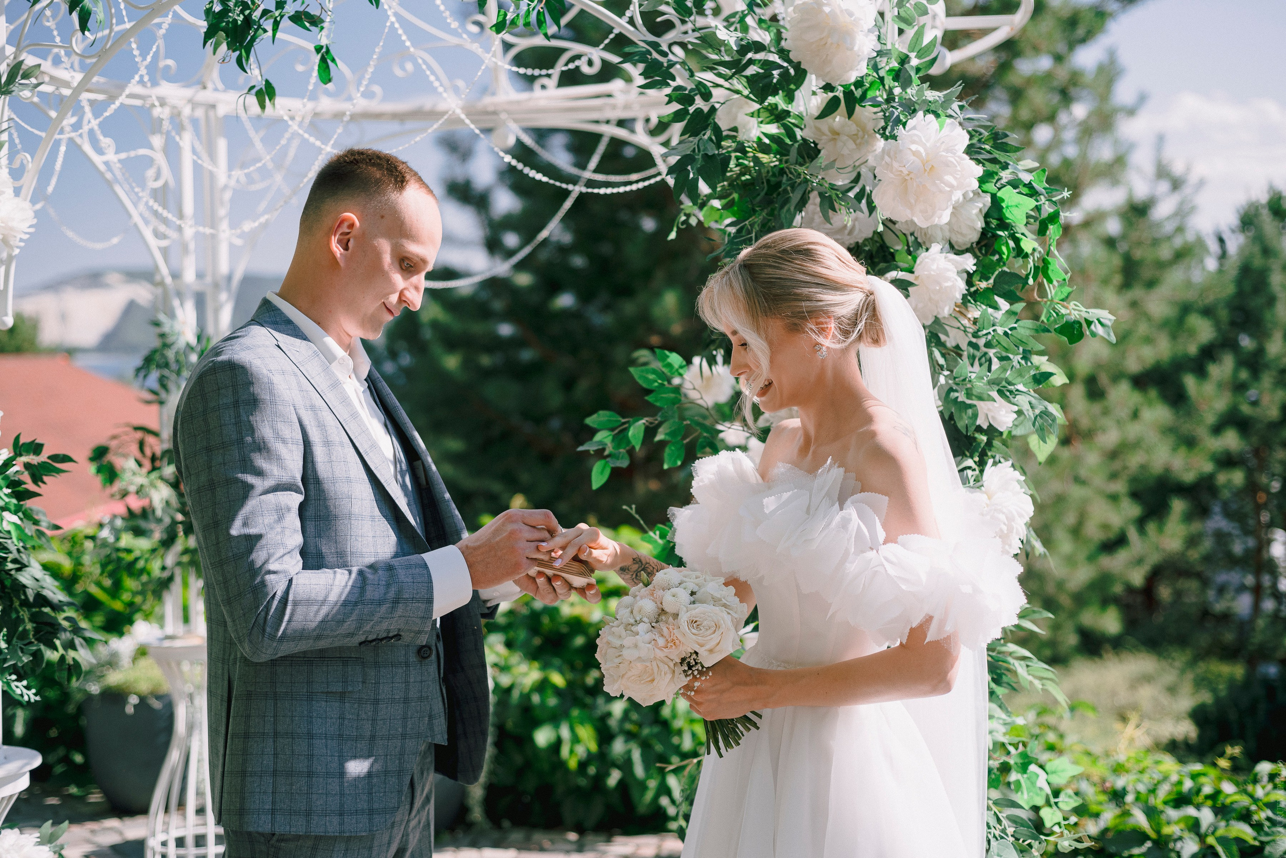 Молодожены обмениваются кольцами