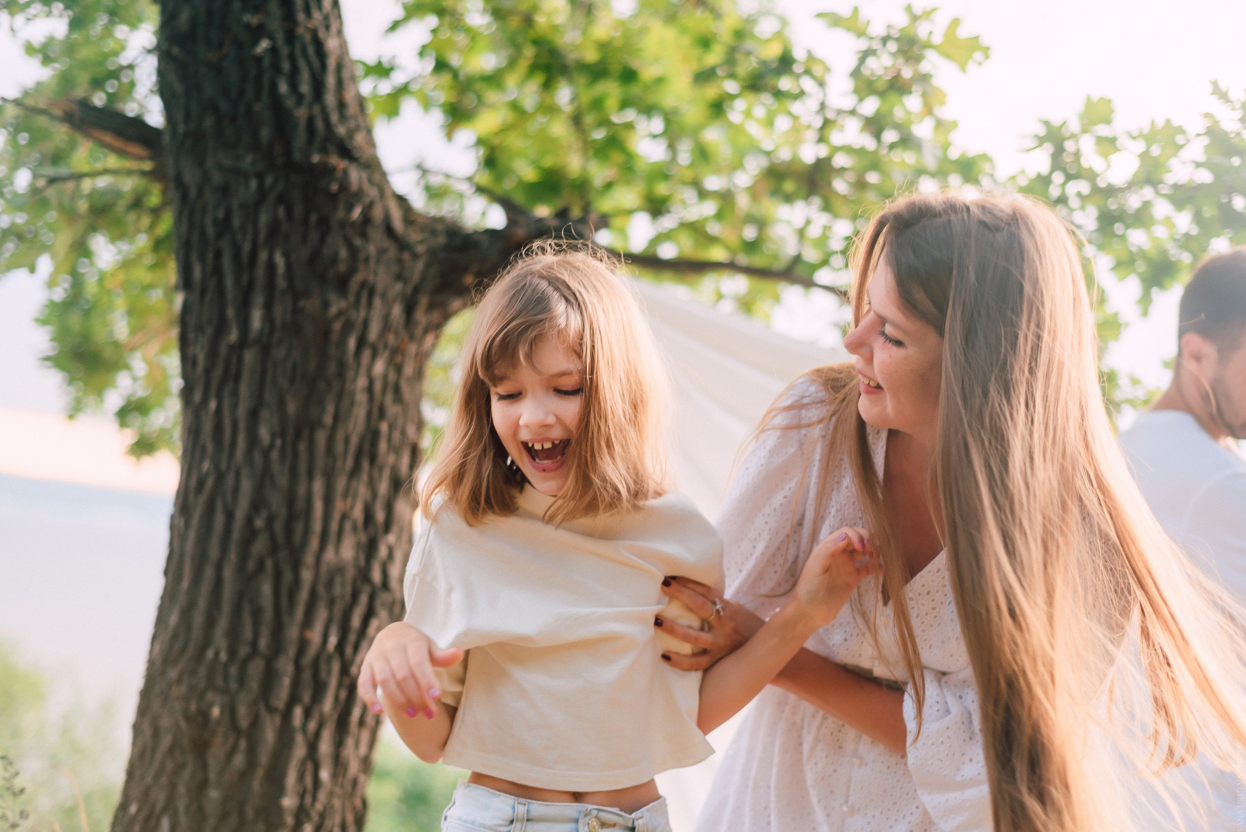 Девочка смеется вместе с мамой живая фотография