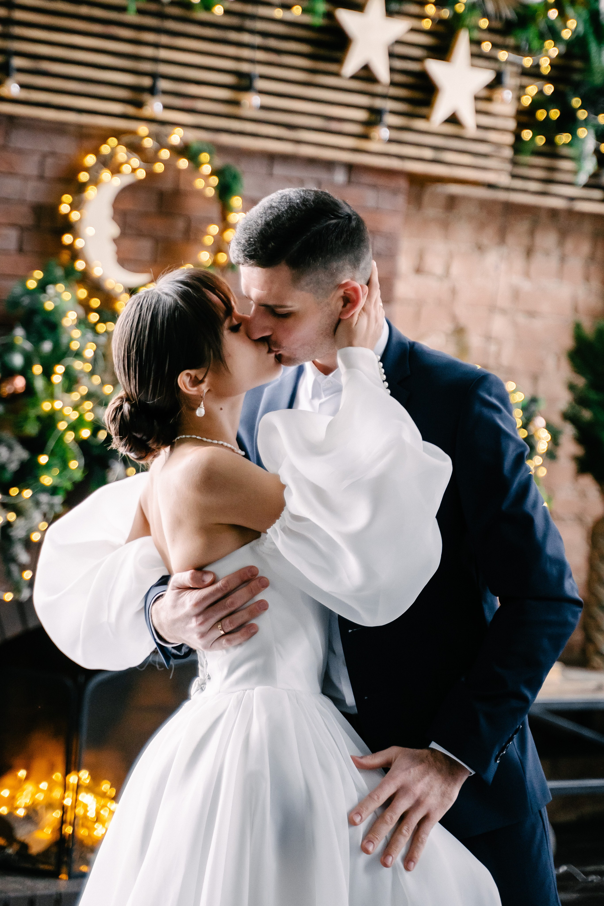 поцелуй красивой пары в фотостудии