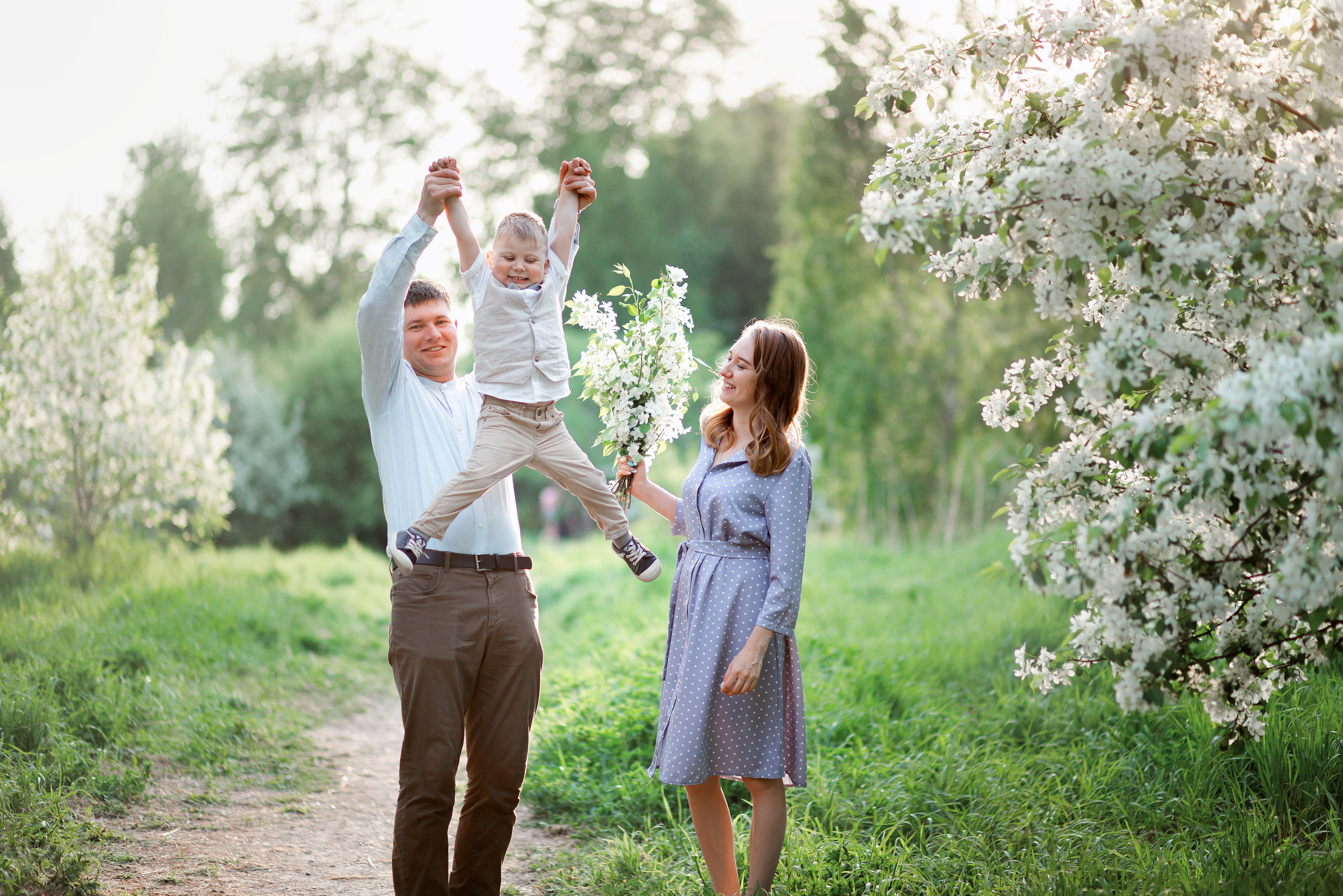 Весна, семья и яблони. Детский и семейный фотограф в Челябинске Пайвина Алена