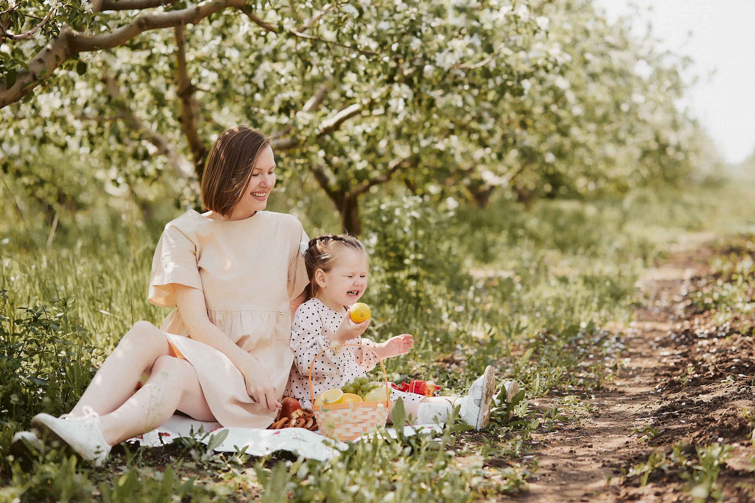 Прогулка семьи Варавкиных в цветущих садах. Свадебный и семейный фотограф Владимир Карамышев