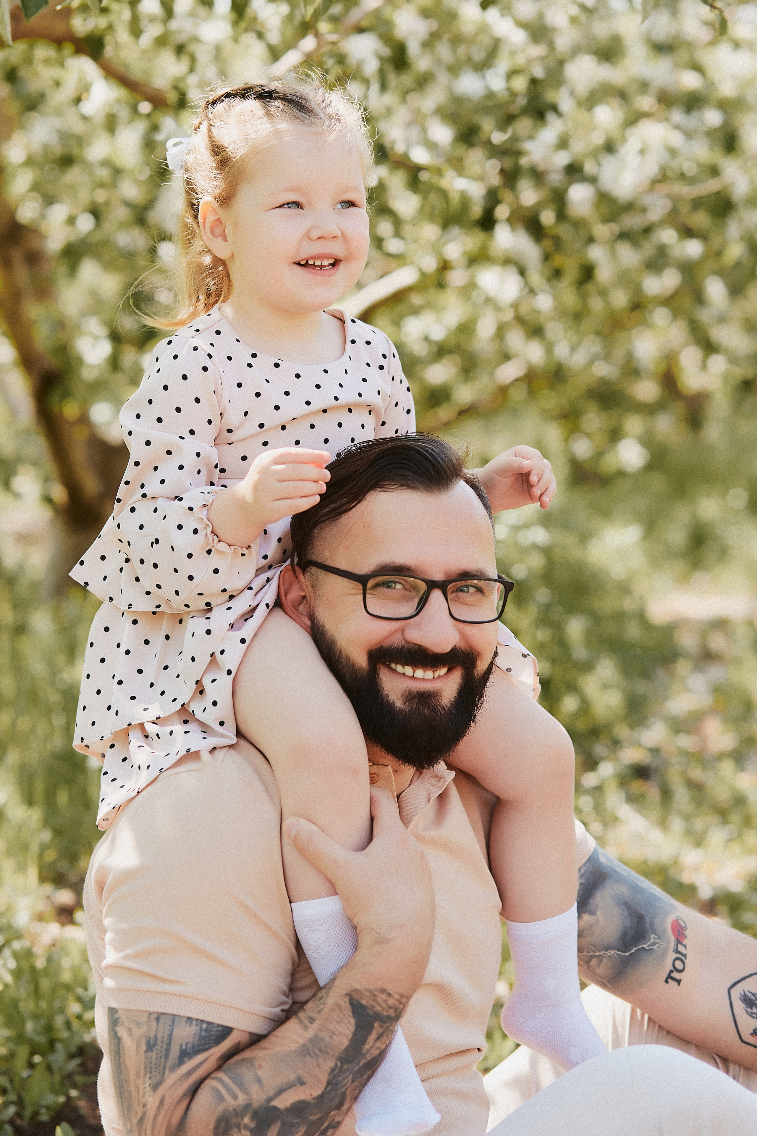 Прогулка семьи Варавкиных в цветущих садах. Свадебный и семейный фотограф Владимир Карамышев