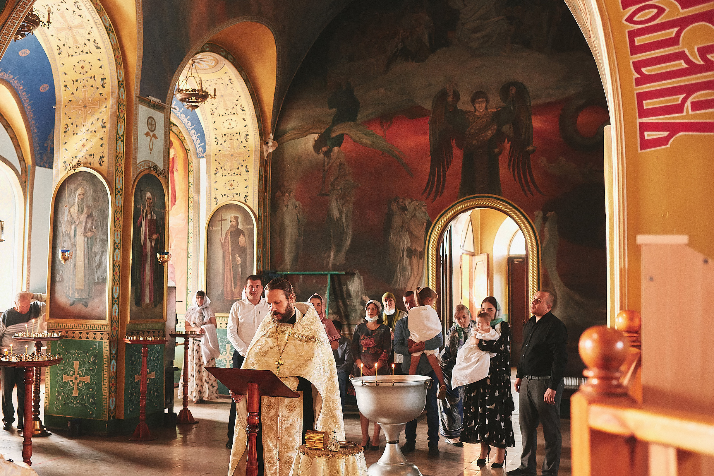 Таинство крещения в Церкови Николая Чудотворца. Свадебный и семейный фотограф Владимир Карамышев
