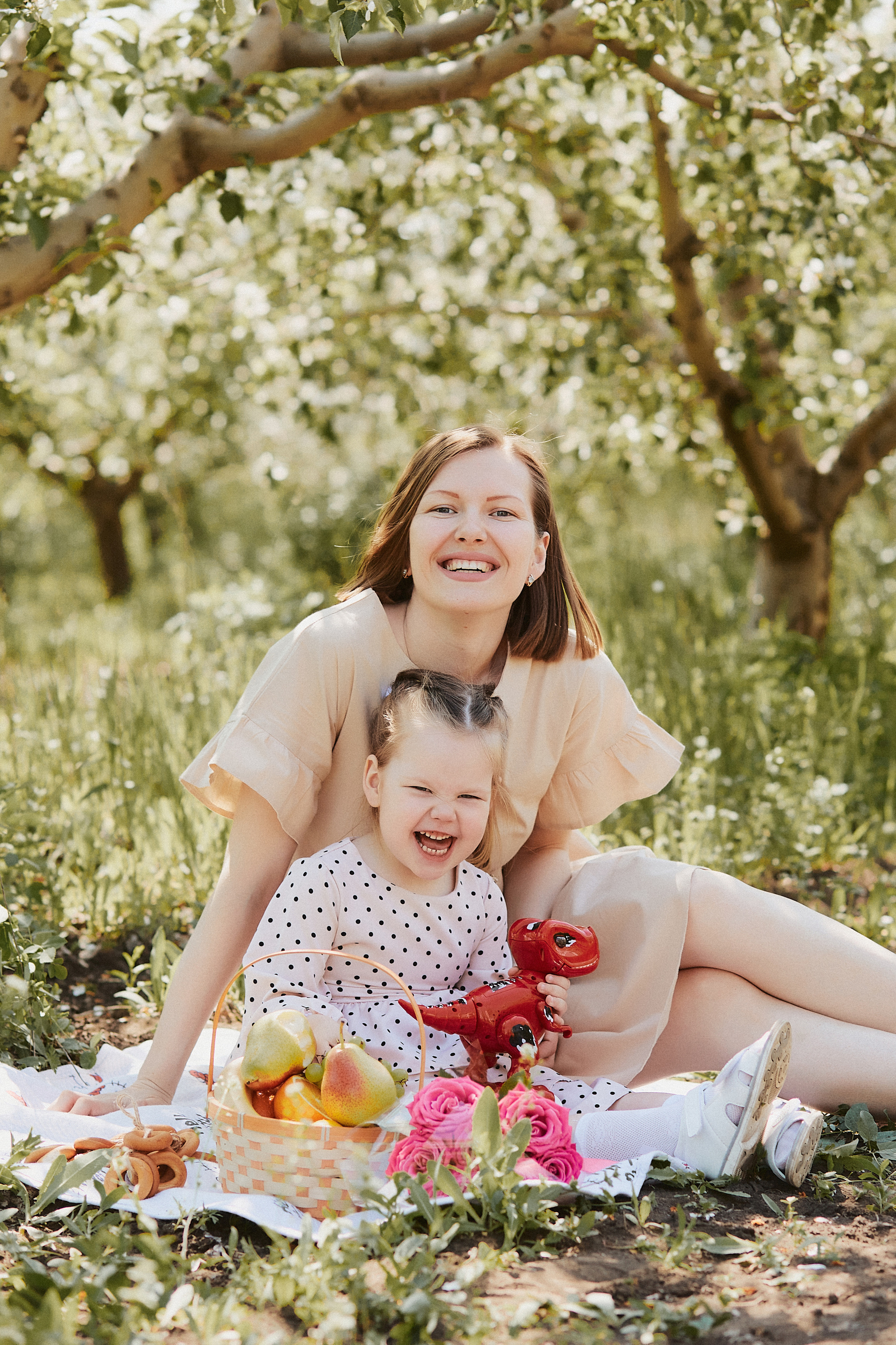 Прогулка семьи Варавкиных в цветущих садах. Свадебный и семейный фотограф Владимир Карамышев