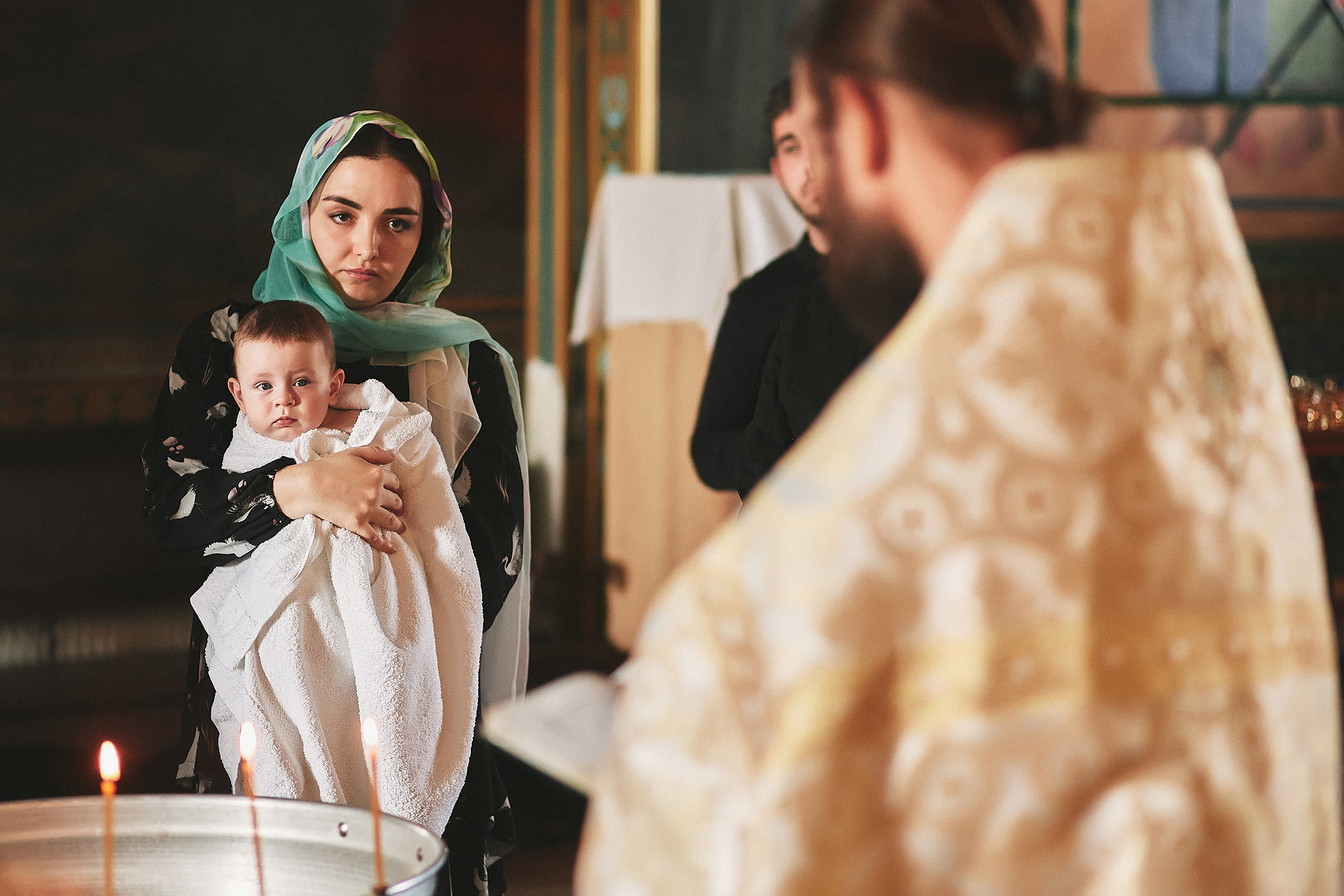 Таинство крещения в Церкови Николая Чудотворца. Свадебный и семейный фотограф Владимир Карамышев