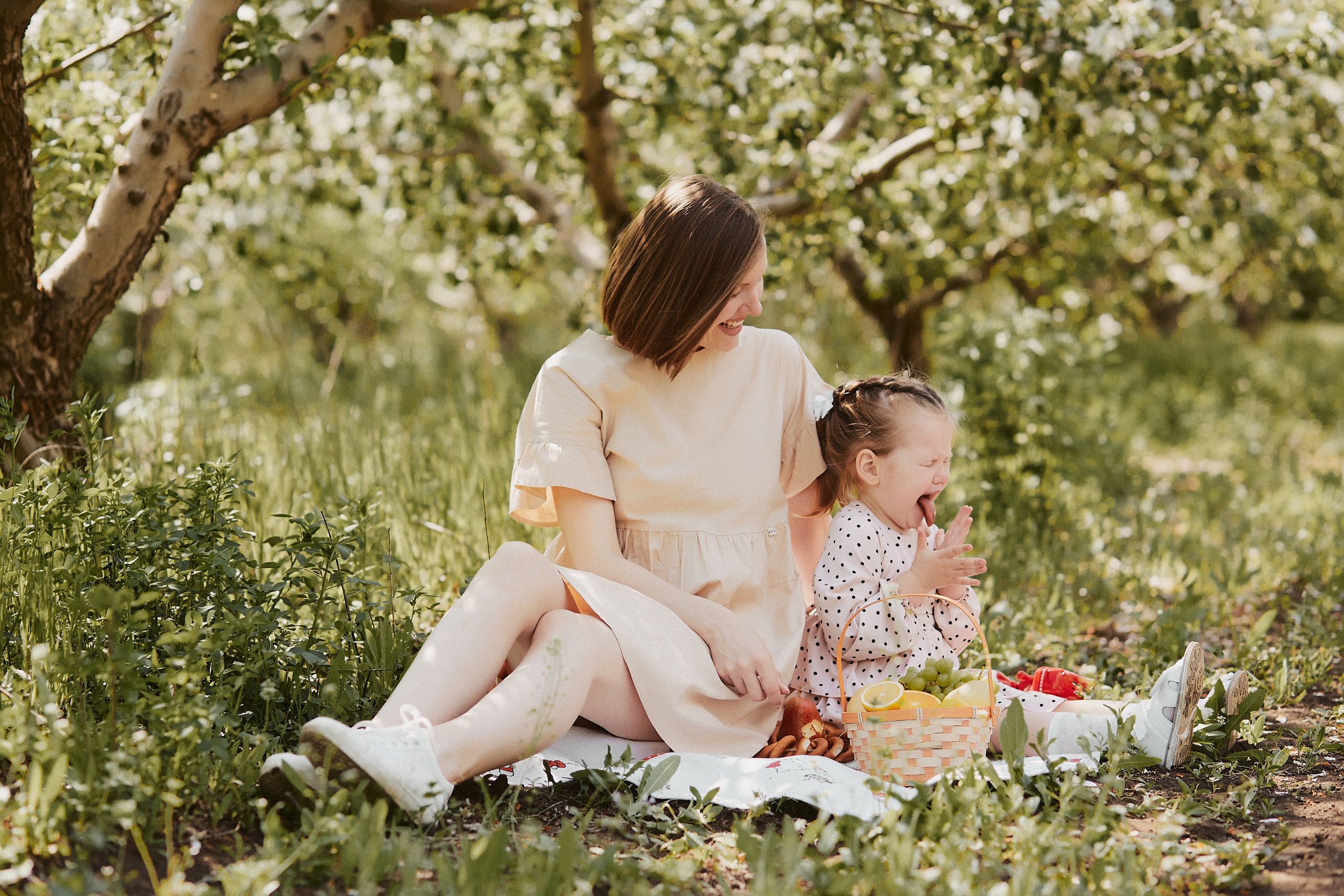 Прогулка семьи Варавкиных в цветущих садах. Свадебный и семейный фотограф Владимир Карамышев