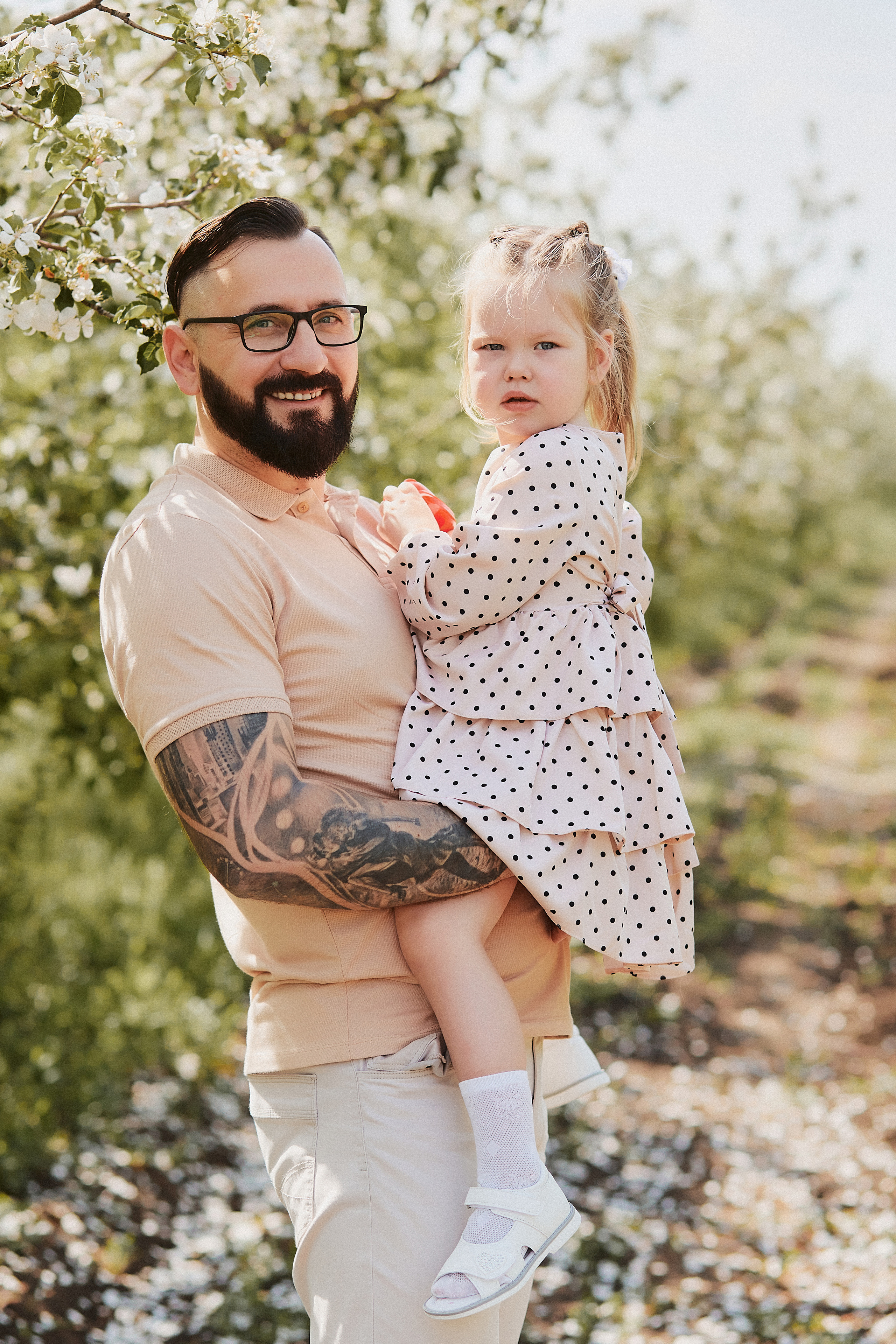 Прогулка семьи Варавкиных в цветущих садах. Свадебный и семейный фотограф Владимир Карамышев