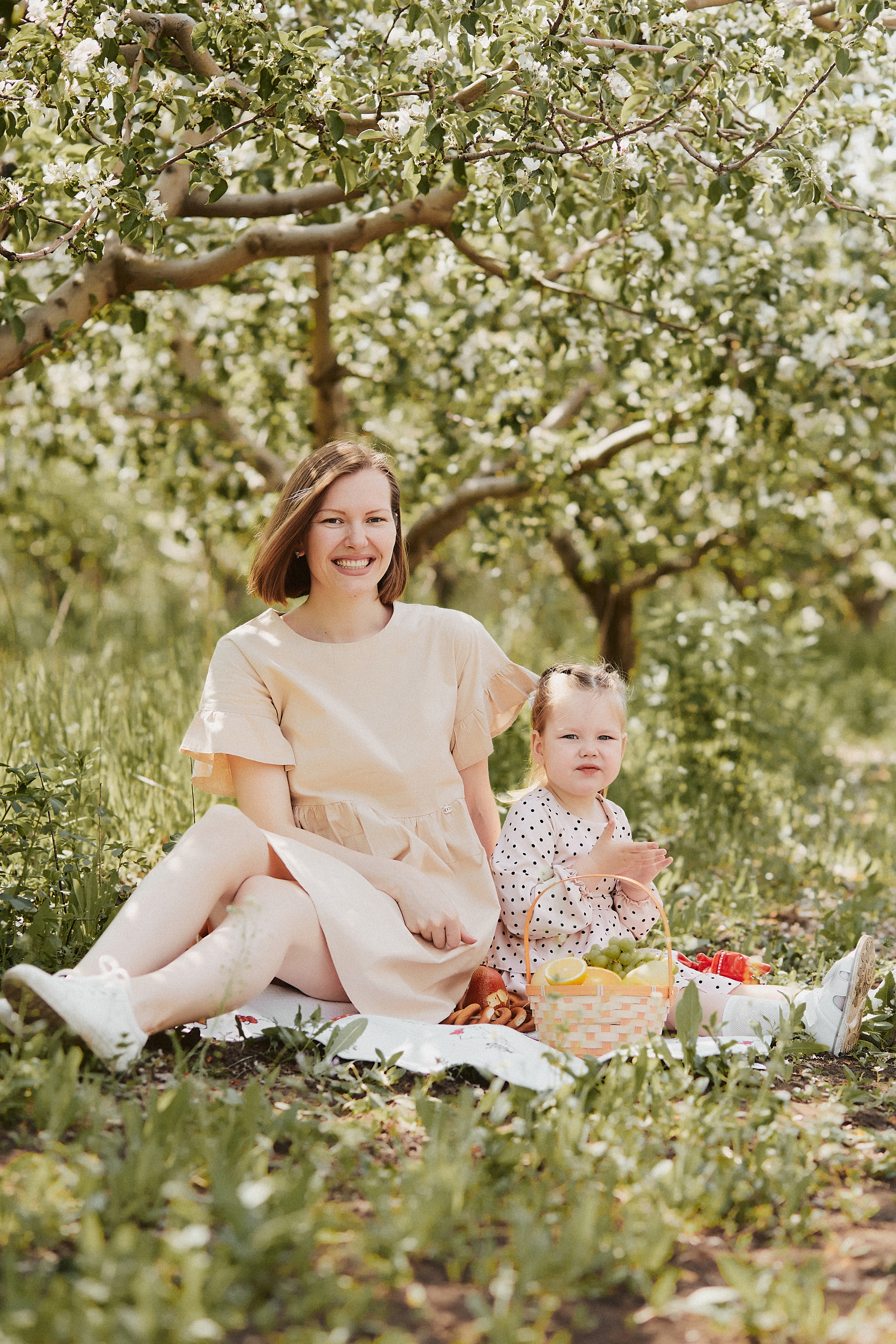 Прогулка семьи Варавкиных в цветущих садах. Свадебный и семейный фотограф Владимир Карамышев