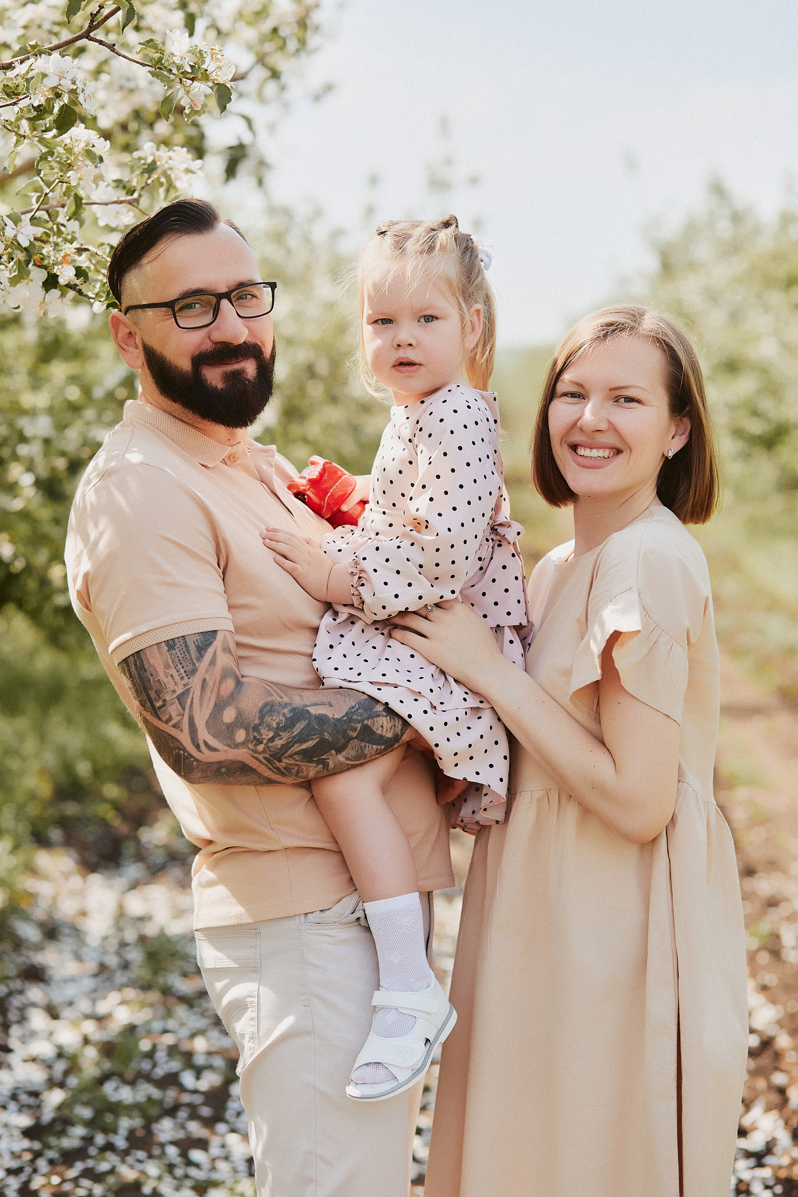 Прогулка семьи Варавкиных в цветущих садах. Свадебный и семейный фотограф Владимир Карамышев