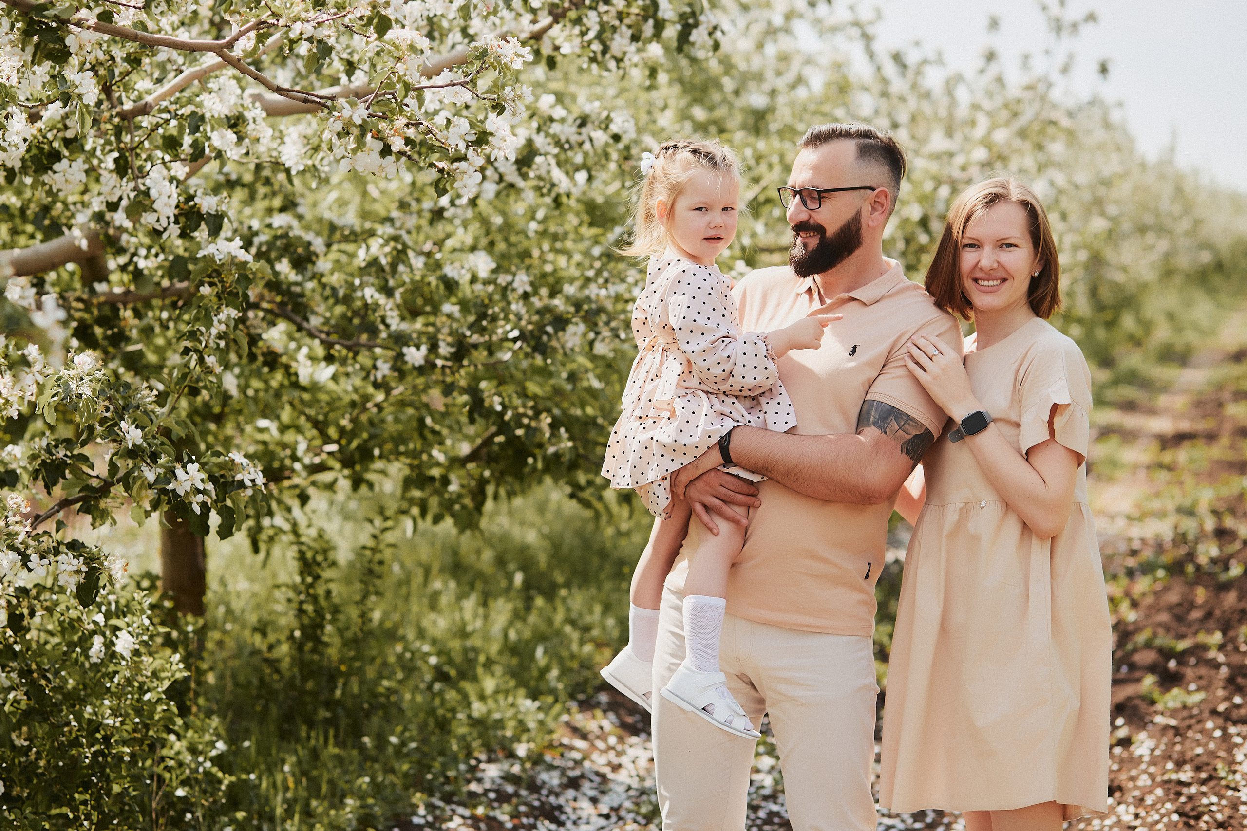 Прогулка семьи Варавкиных в цветущих садах. Свадебный и семейный фотограф Владимир Карамышев