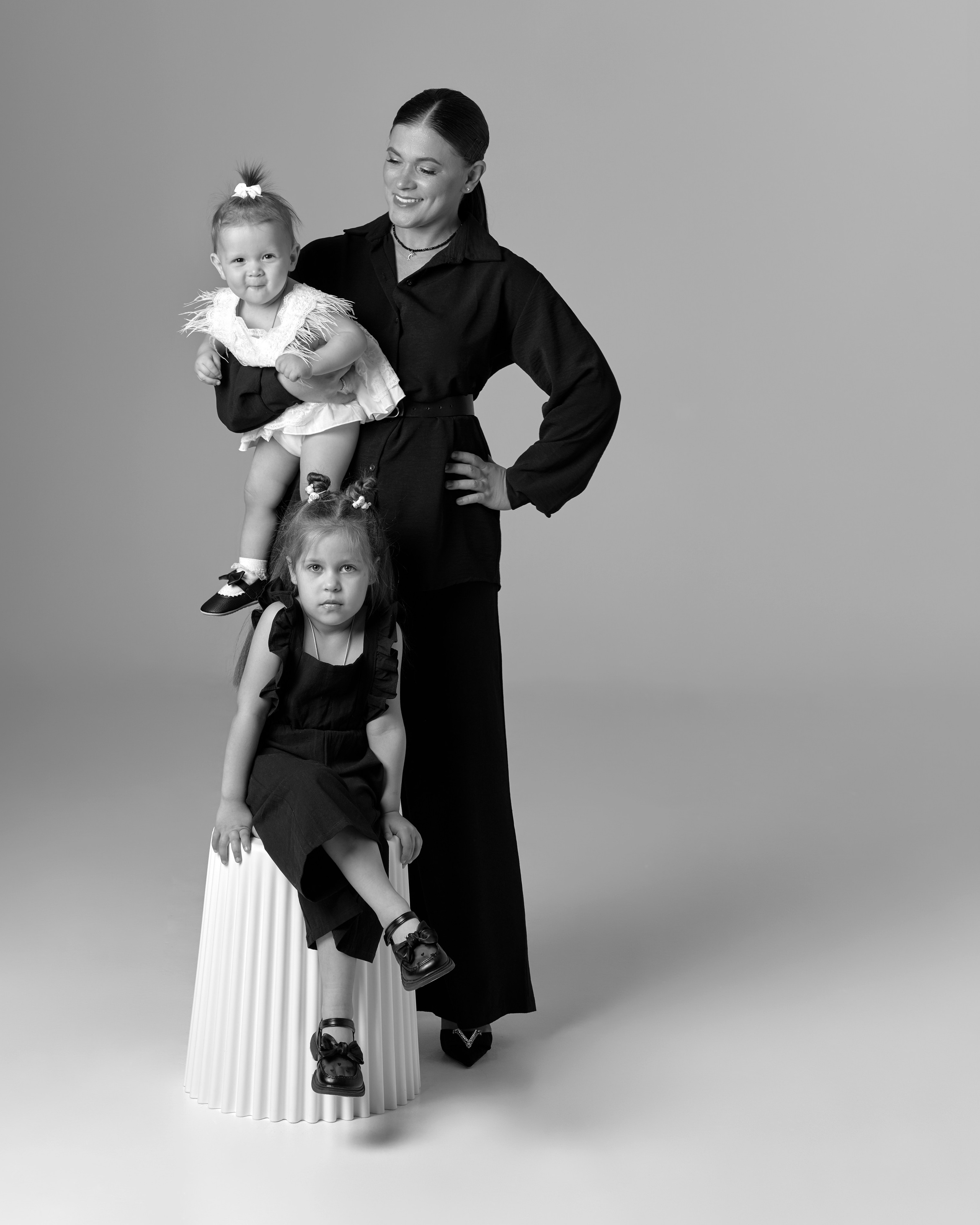 Семейная фотосессия в студии с импульсным светом