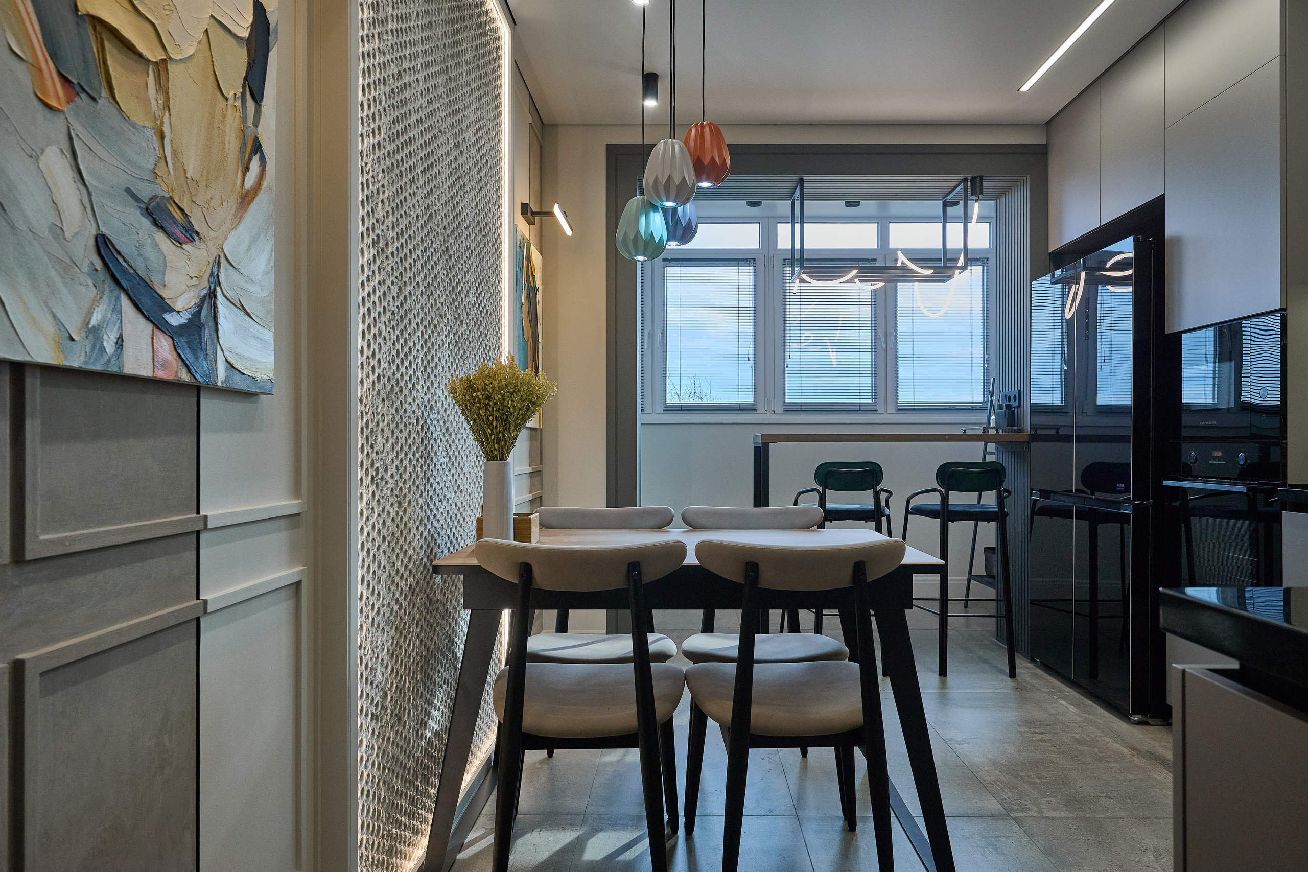 кухня кухонный стул стол светло оттенки белого балкон окна 