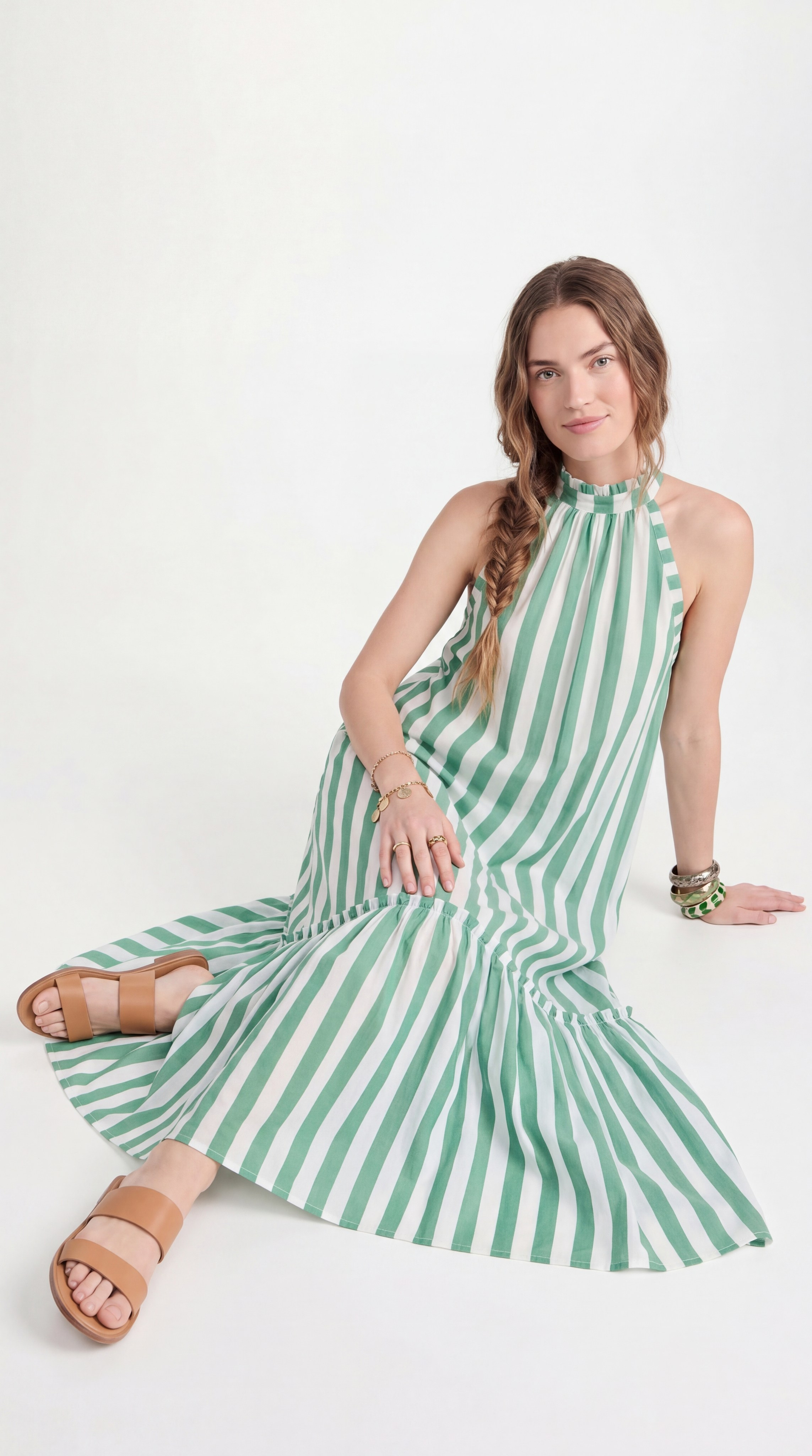 ИИ-персонаж для бренда: фотореалистичная AI-модель в зеленом полосатом платье, сидящая, идеальна для контента в соцсетях