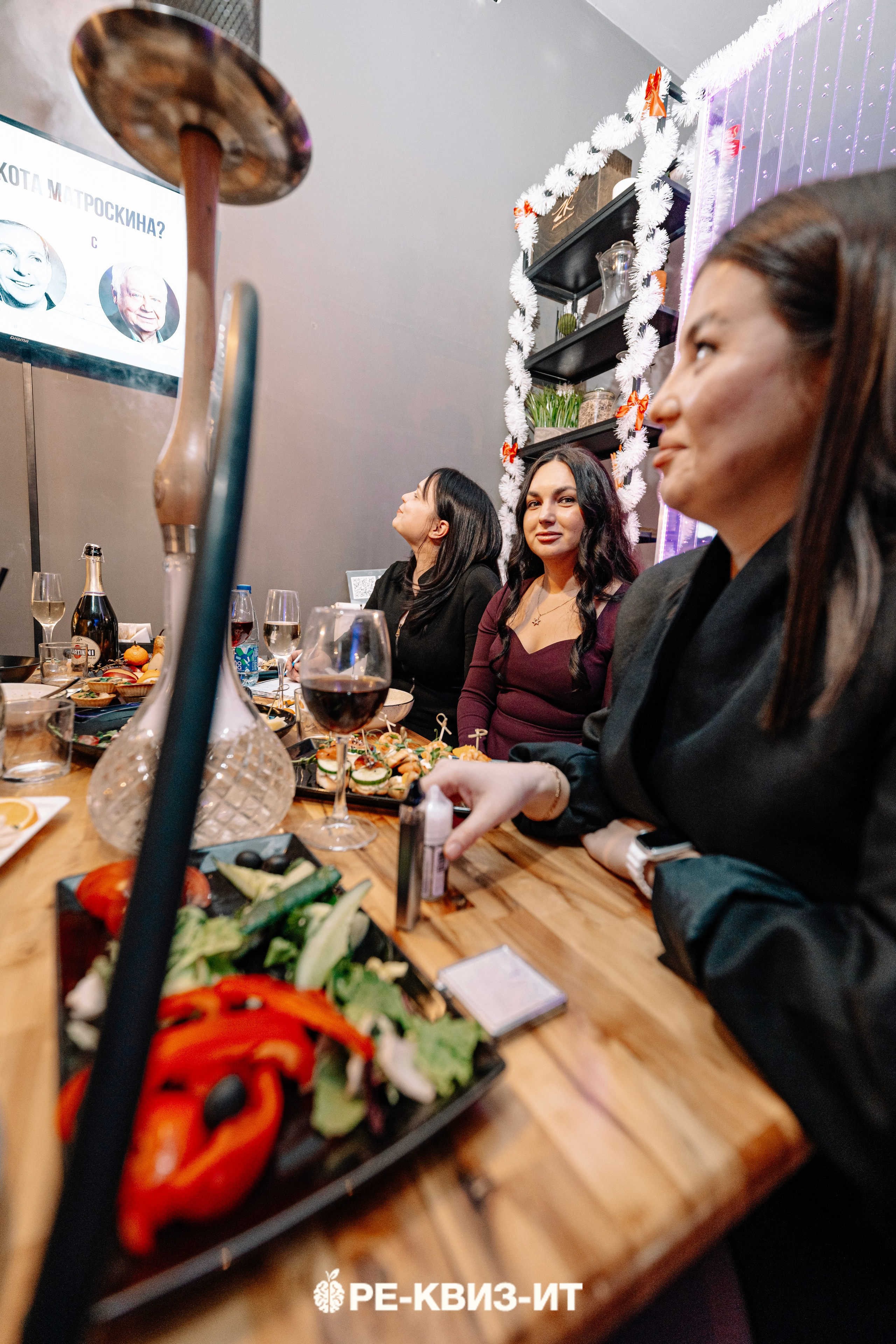 Реквизит — квиз в Зеленодольске и Волжске ZR cafe. Свадебный фотограф в Казани, и Зеленодольске Радик Мухаметов