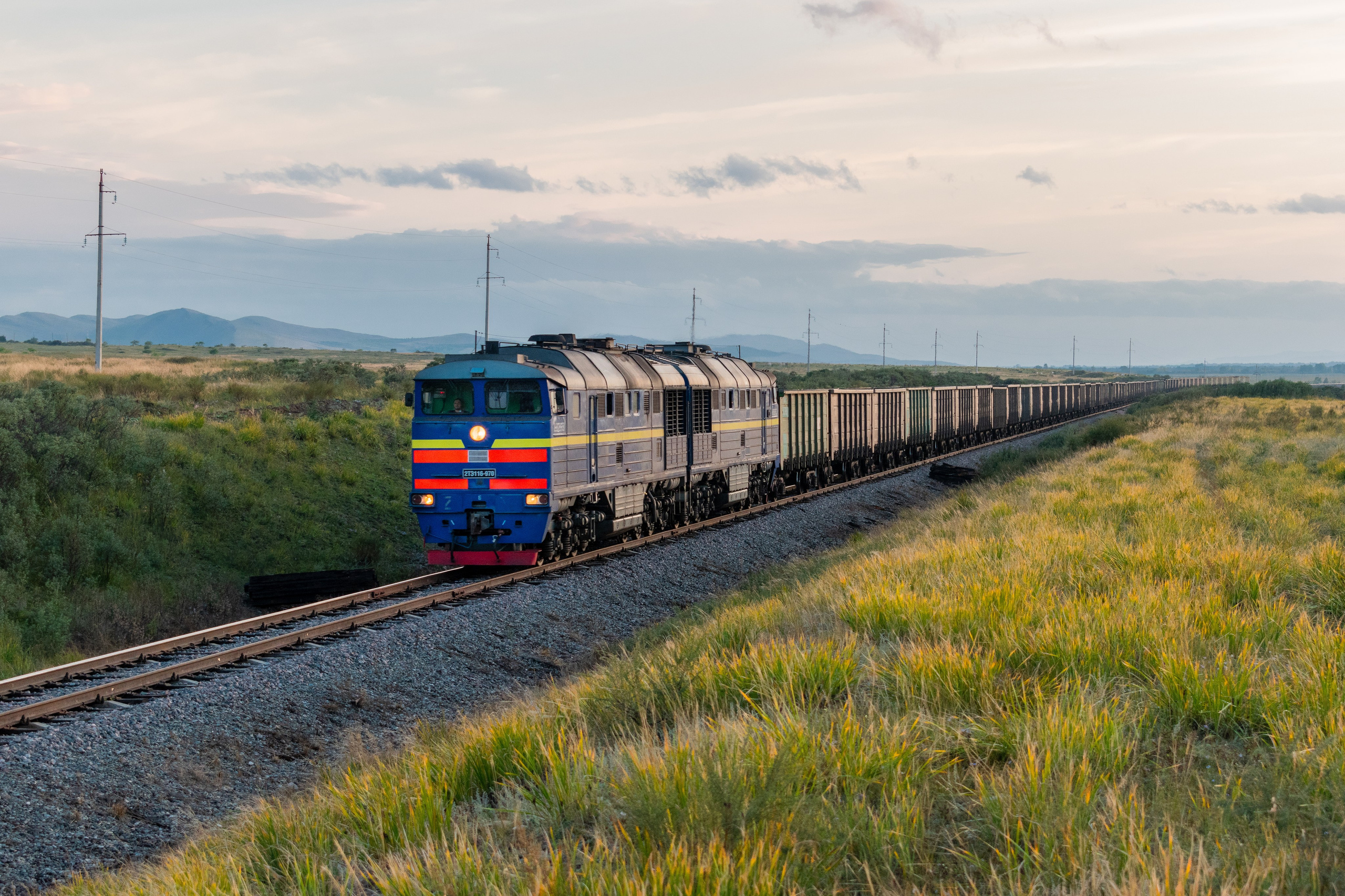 Магистральный тепловоз 2ТЭ116-970, АО "Отделение временной эксплуатации", с грузовым поездом на перегоне Камышта — Бейские Копи