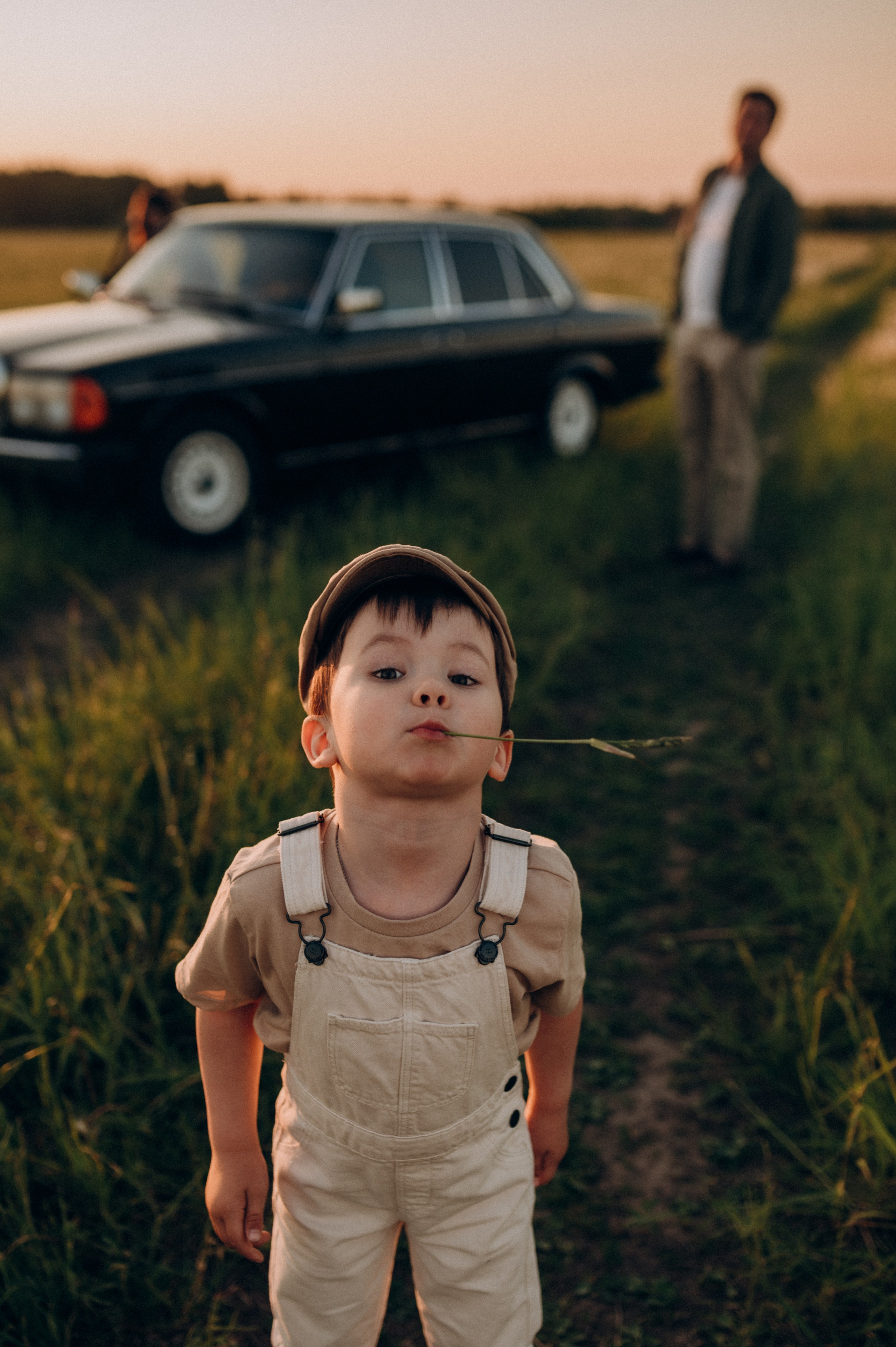 С машиной. Семейный фотограф Нагорнова Виктория
