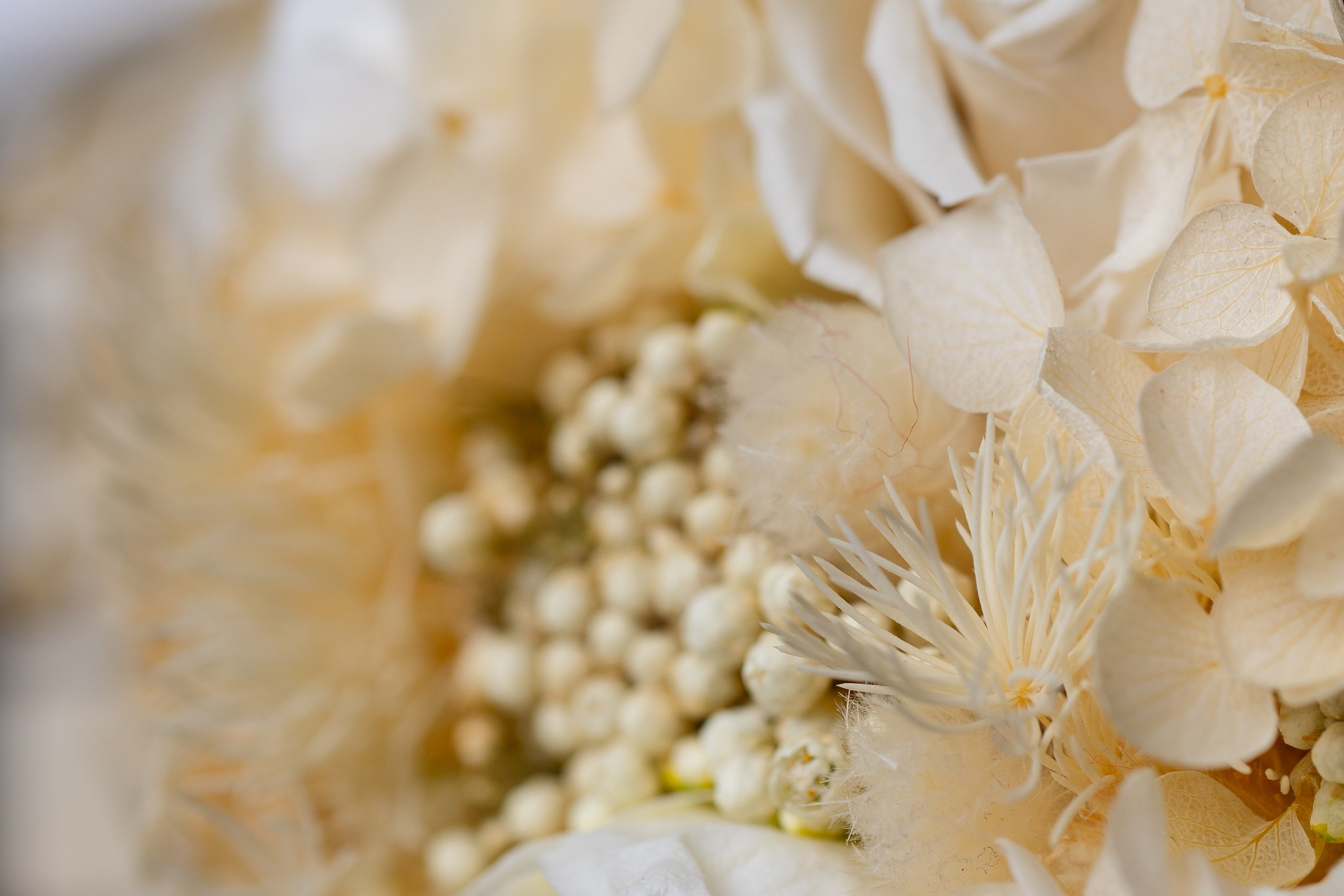 На фото  фрагмент букета невесты в бежевых тонах.