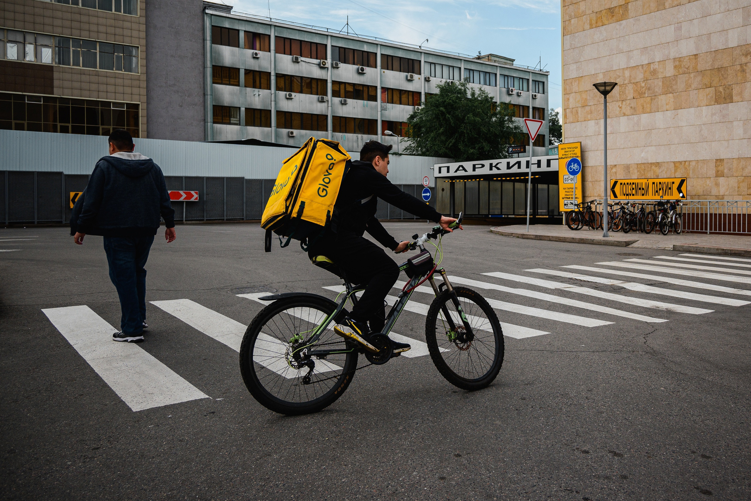 велосипедист, курьер, доставка еды, алматы, стрит, street