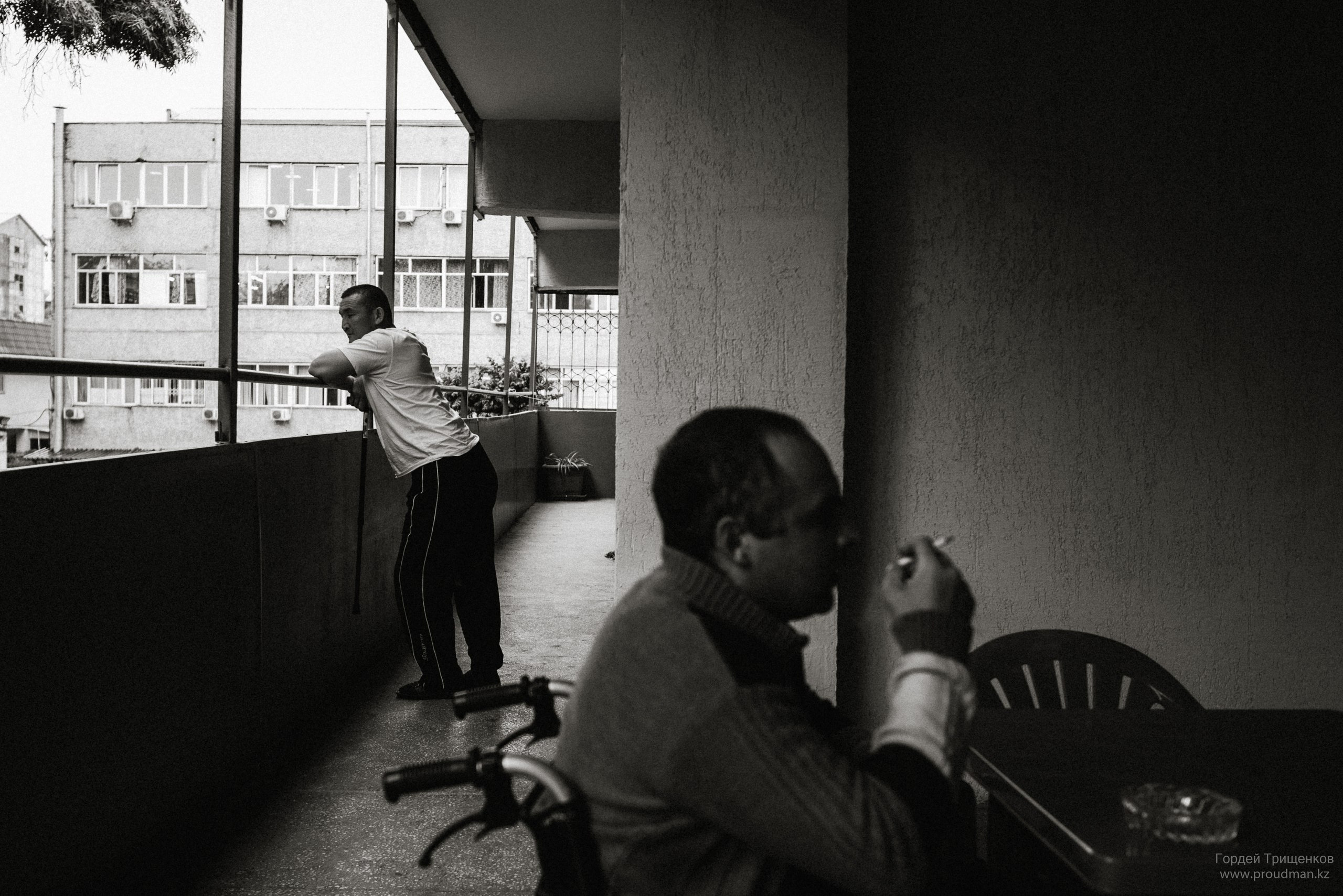 чб, черно-белое фото, курение, коляска, инвалид