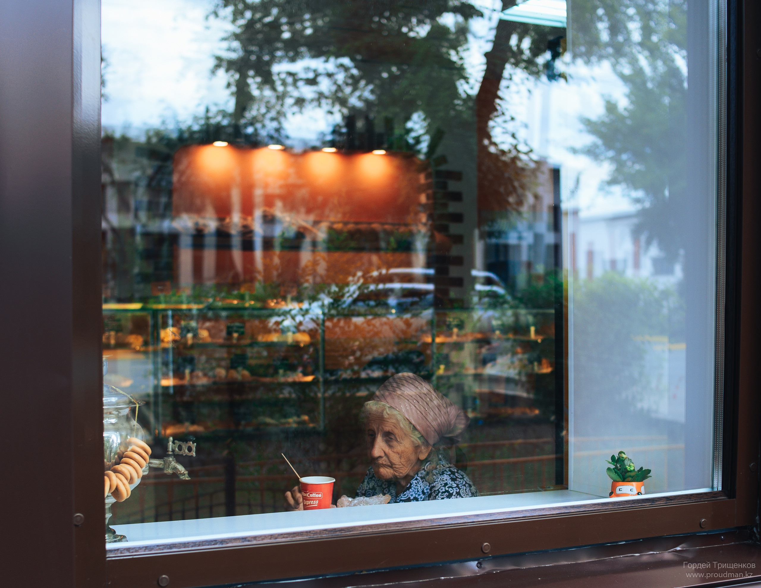 пожилая женщина, женщина, окно, стекло, за окном, грусть, старость