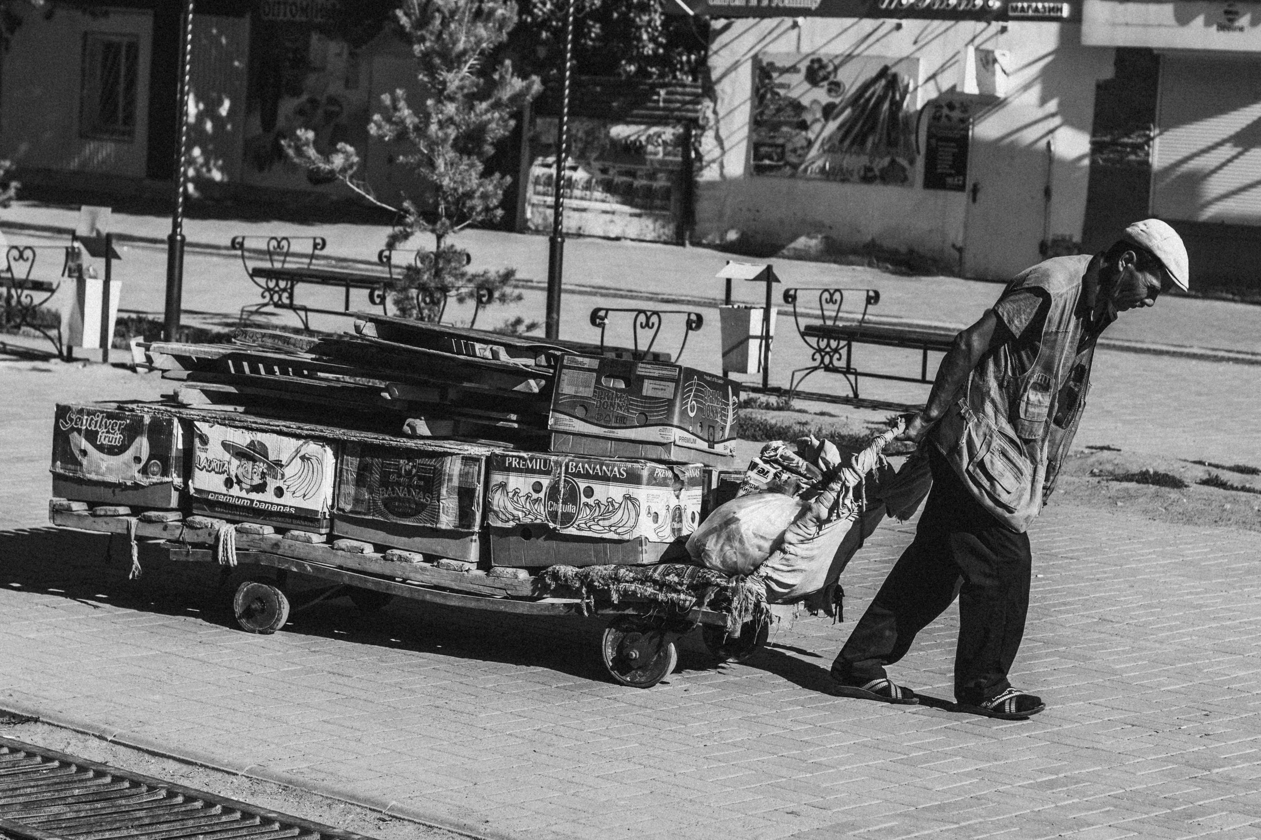 грузчик, телега, чб