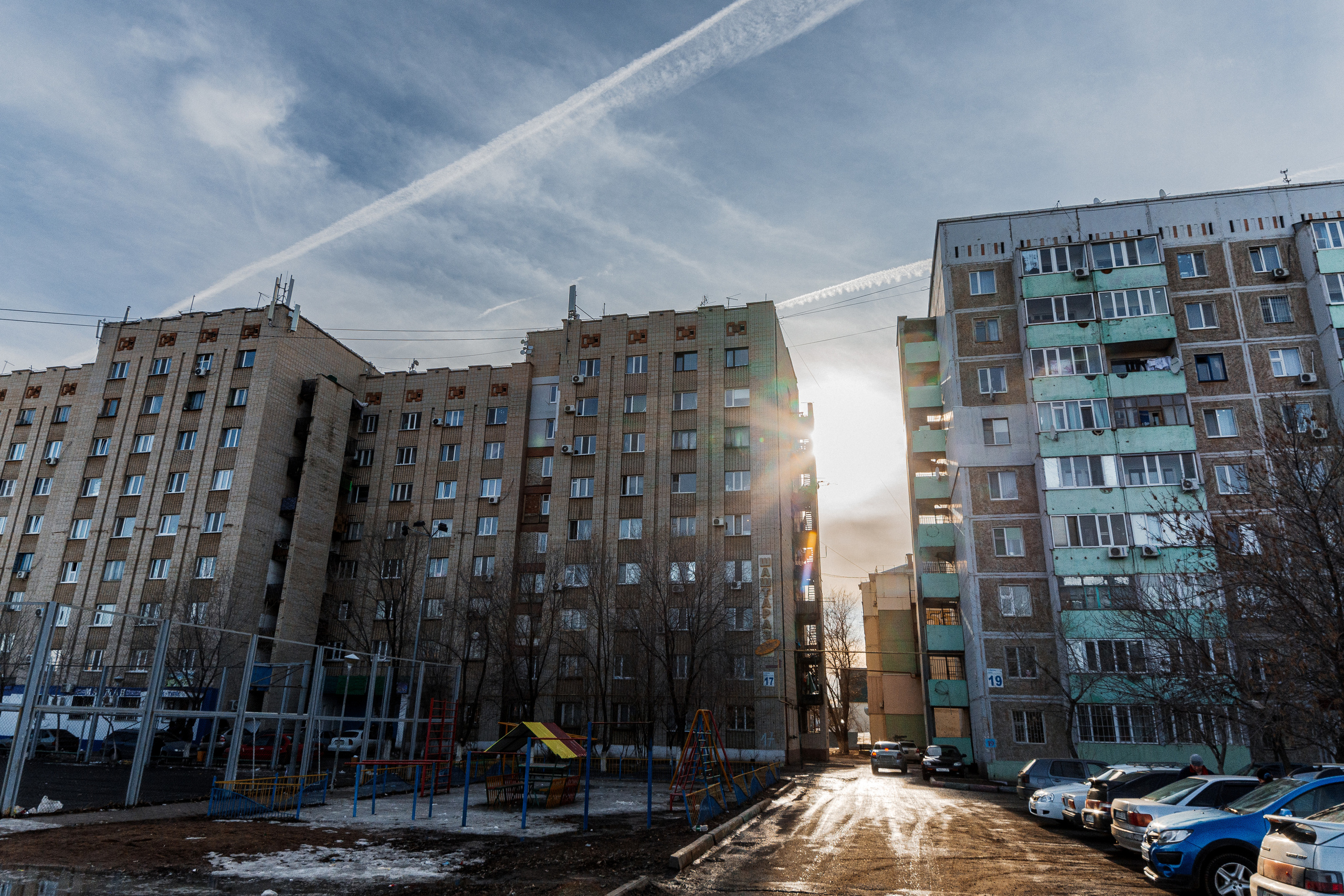 Уральск, улица Сырыма Датова, высотки, закат, весна, март