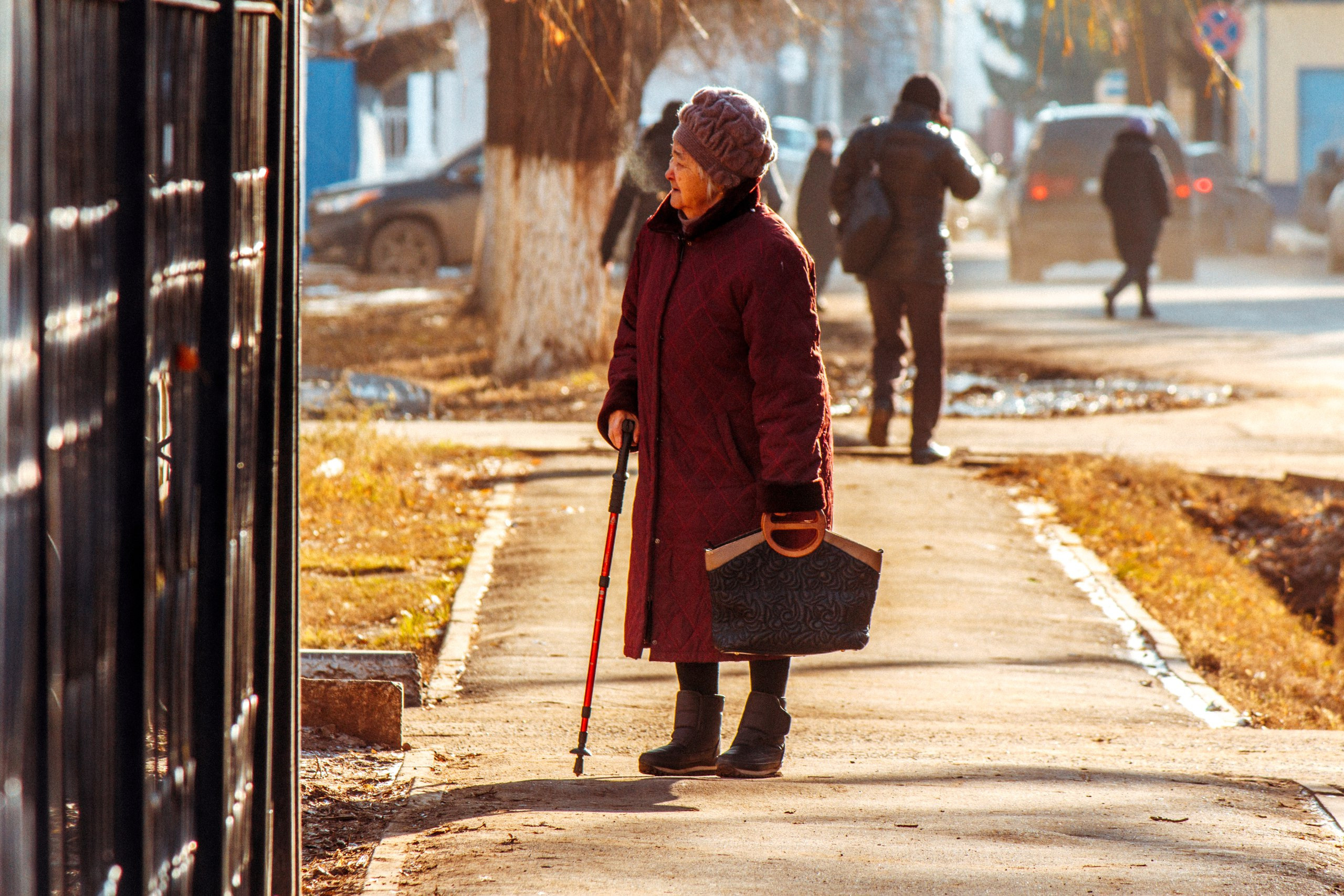 бабушка, пожилая женщина, поздняя осень