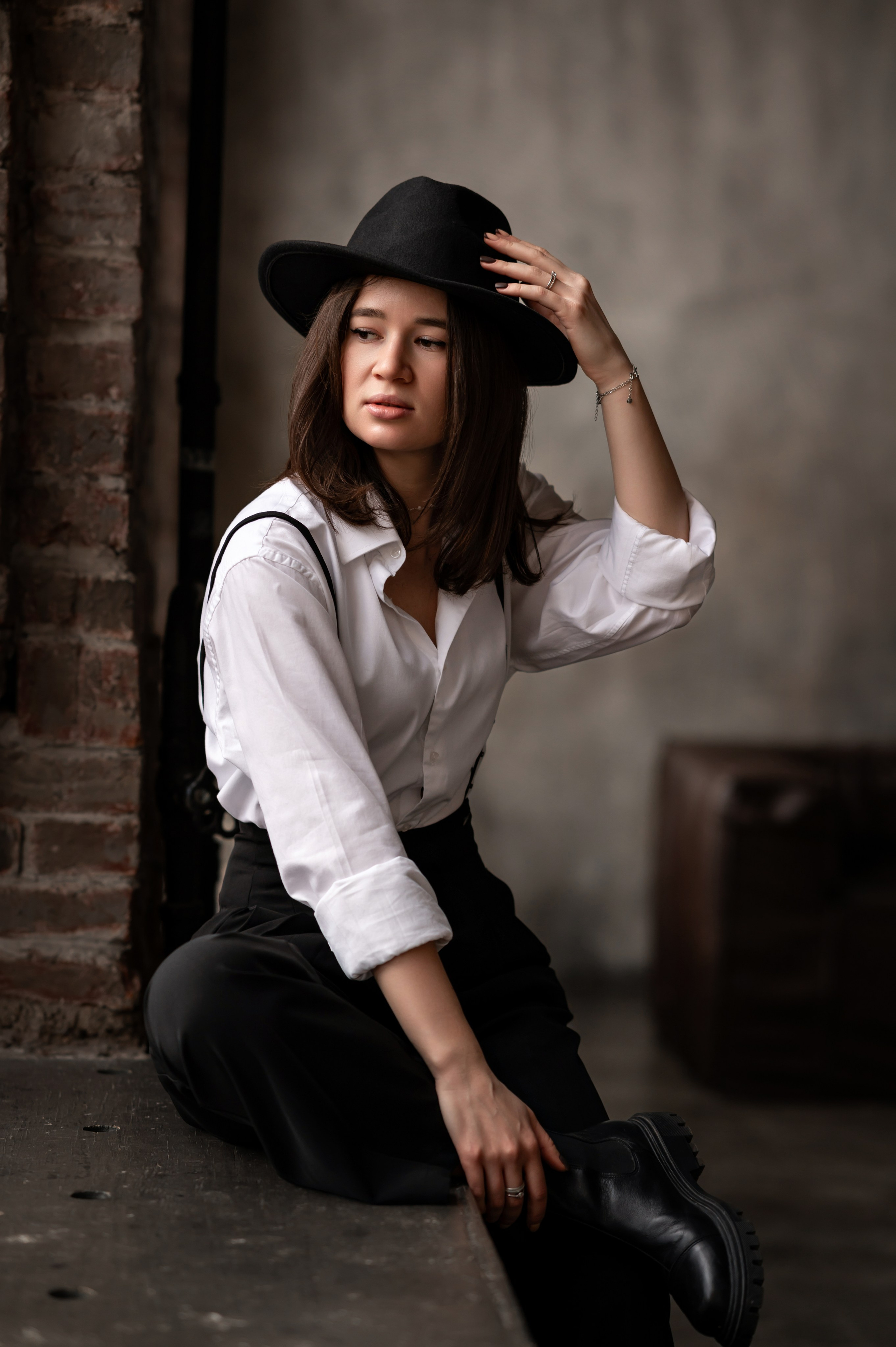 девушка в белой рубашке и черной шляпе