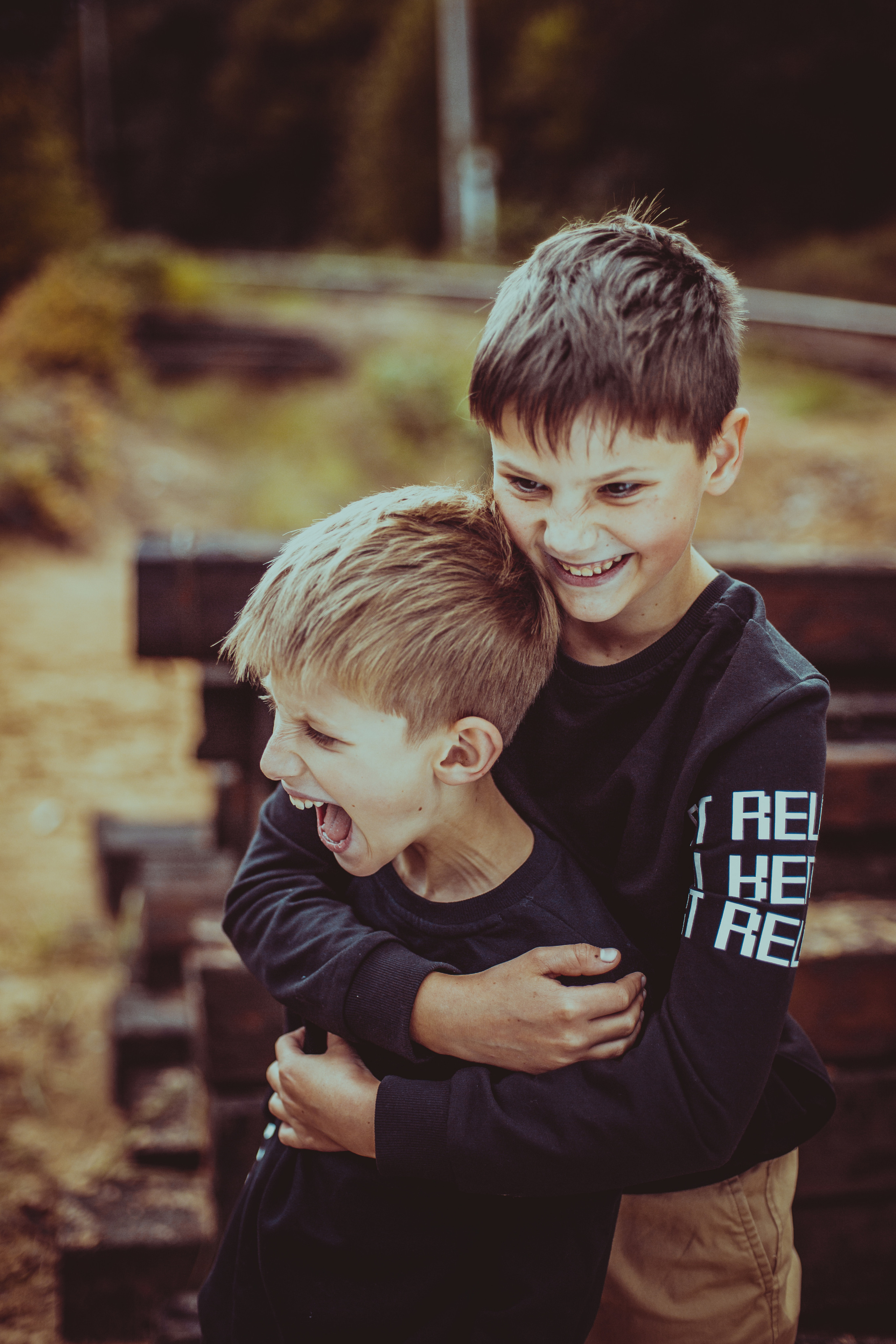 Семейная фотосессия родителей с двумя сыновьями на Финском Заливе. Детский, свадебный и семейный фотограф Юлия Курбатова, Санкт-Петербург