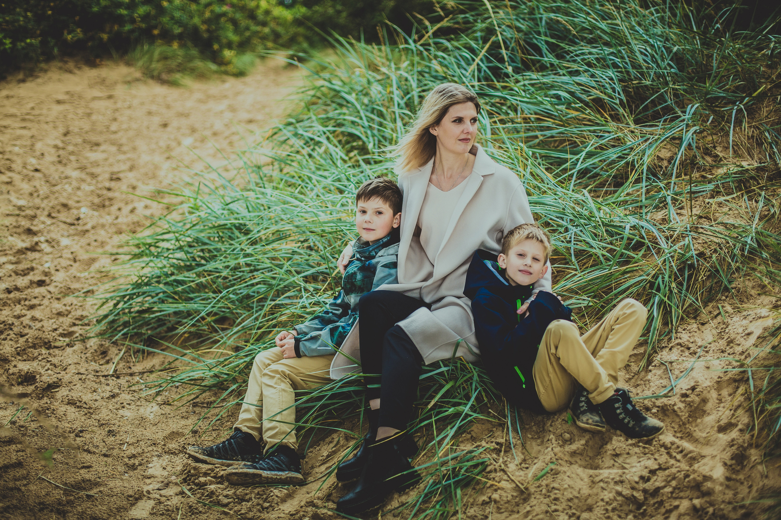 Семейная фотосессия родителей с двумя сыновьями на Финском Заливе. Детский, свадебный и семейный фотограф Юлия Курбатова, Санкт-Петербург