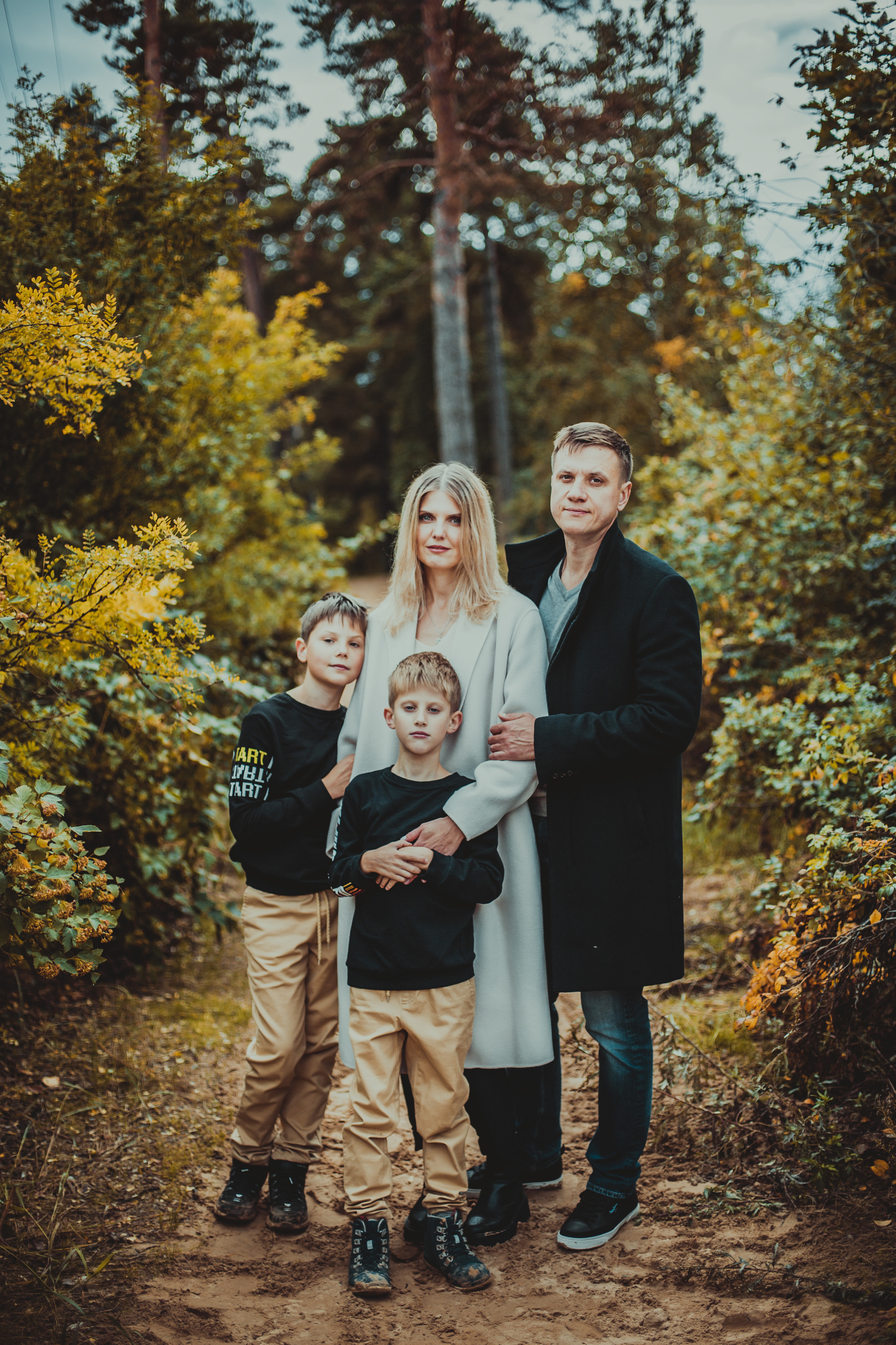 Семейная фотосессия родителей с двумя сыновьями на Финском Заливе. Детский, свадебный и семейный фотограф Юлия Курбатова, Санкт-Петербург