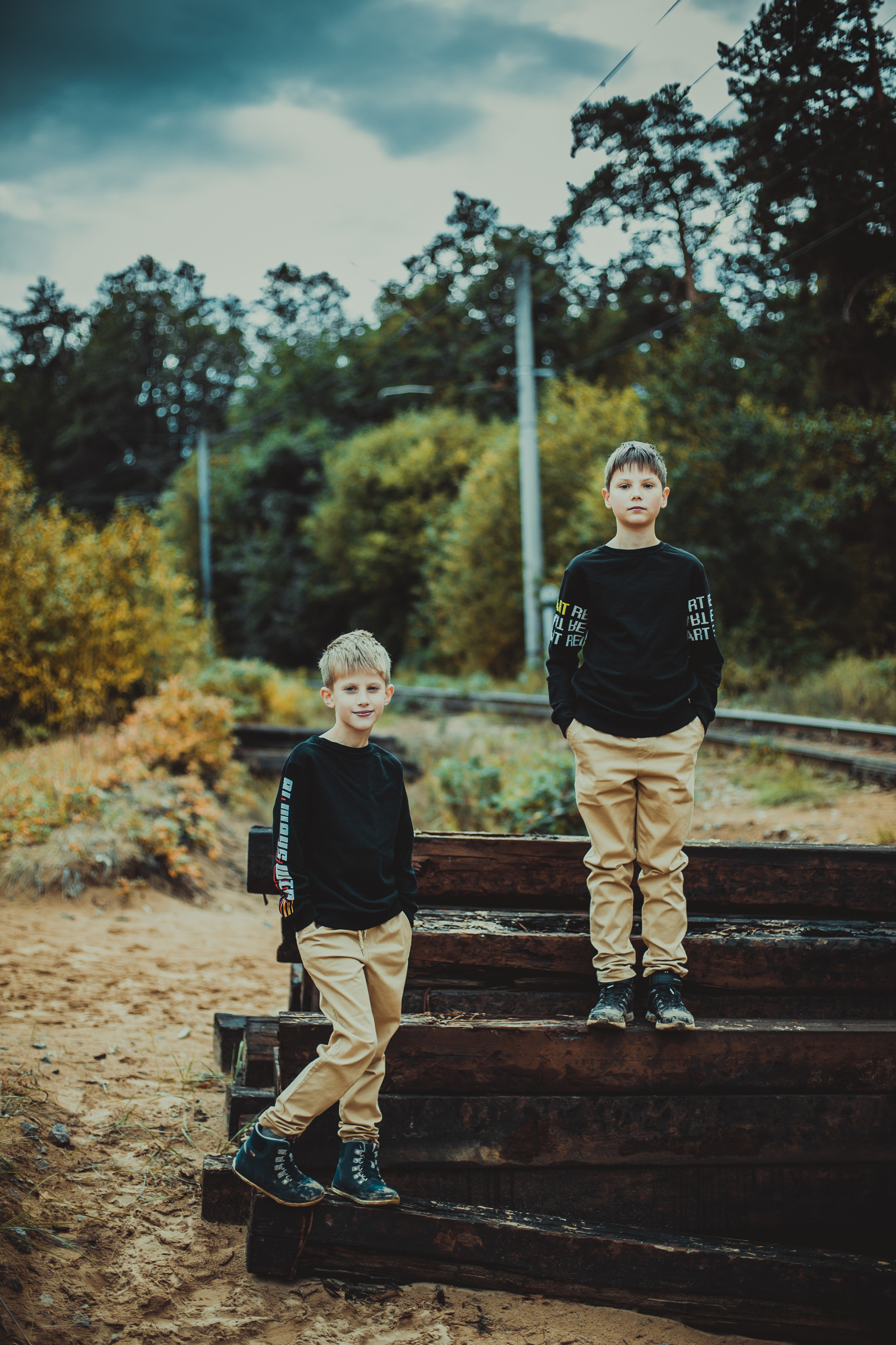 Семейная фотосессия родителей с двумя сыновьями на Финском Заливе. Детский, свадебный и семейный фотограф Юлия Курбатова, Санкт-Петербург
