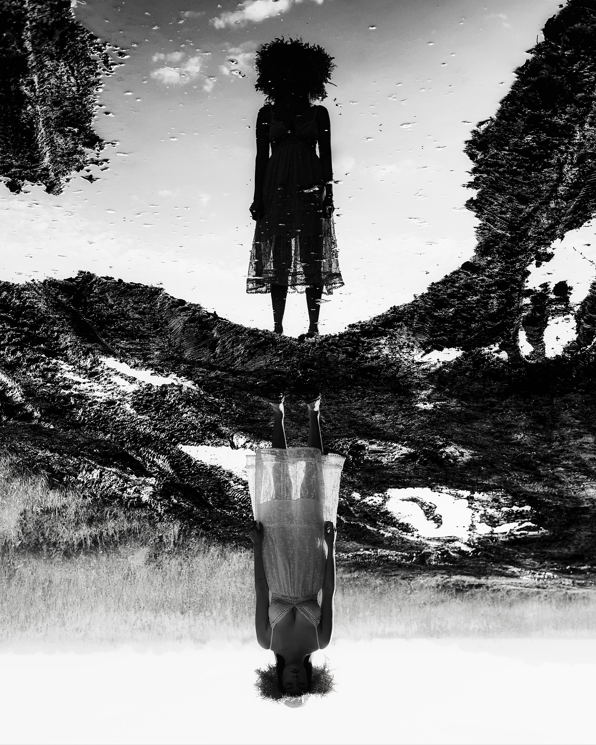 Креативная съемка на рассвете в поле через отражение в луже Казань