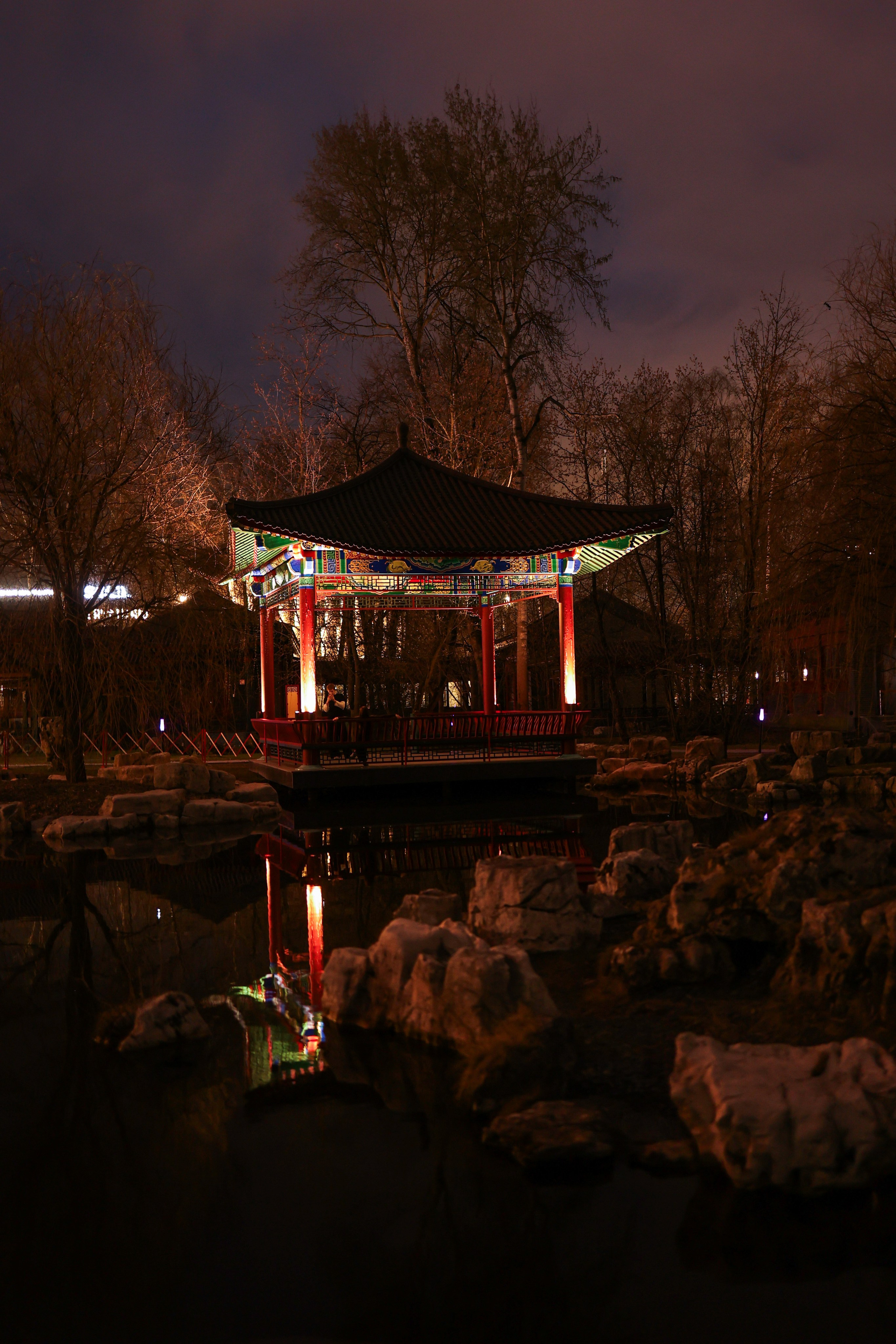 Беседка в парке Хуамин в Москве