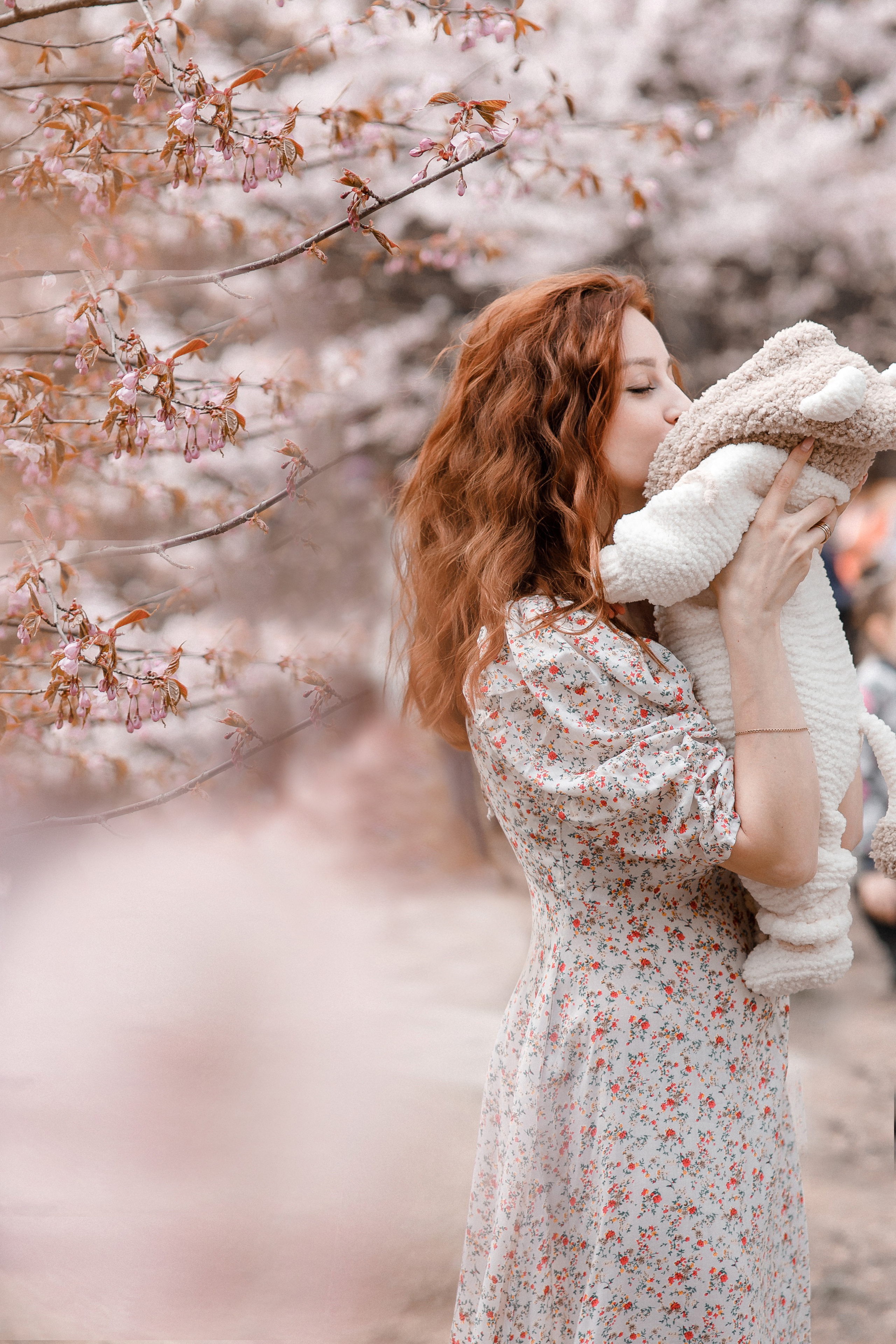 Фотосессия в розовых яблонях в коломенском 2022