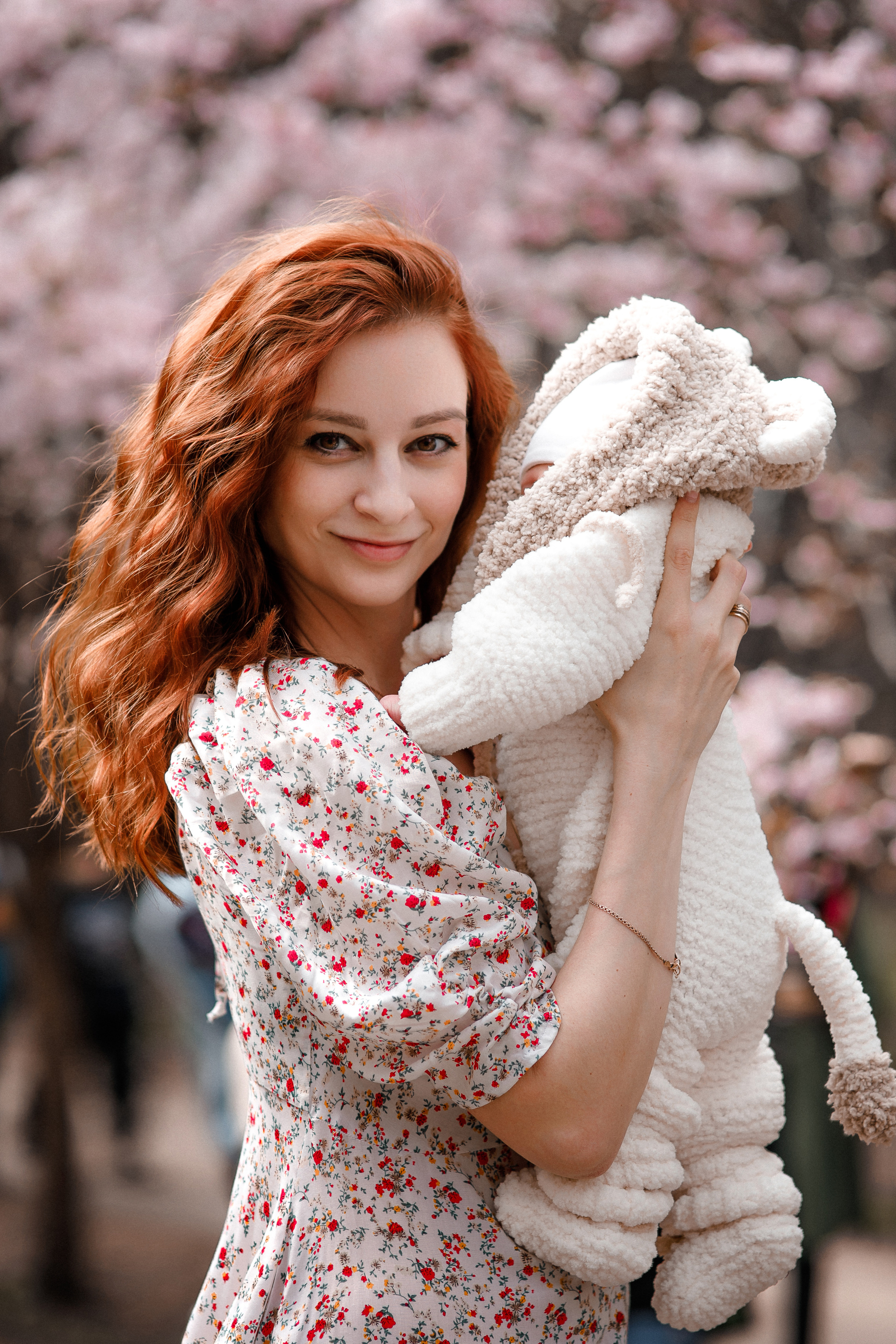 Цветение розовых яблонь в парках Москвы