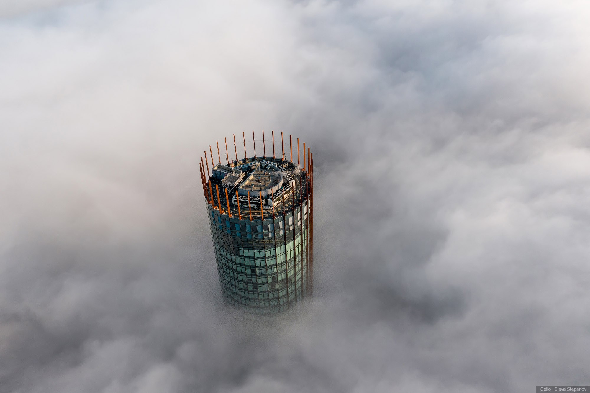 Екатеринбург в тумане, небоскрёб Исеть