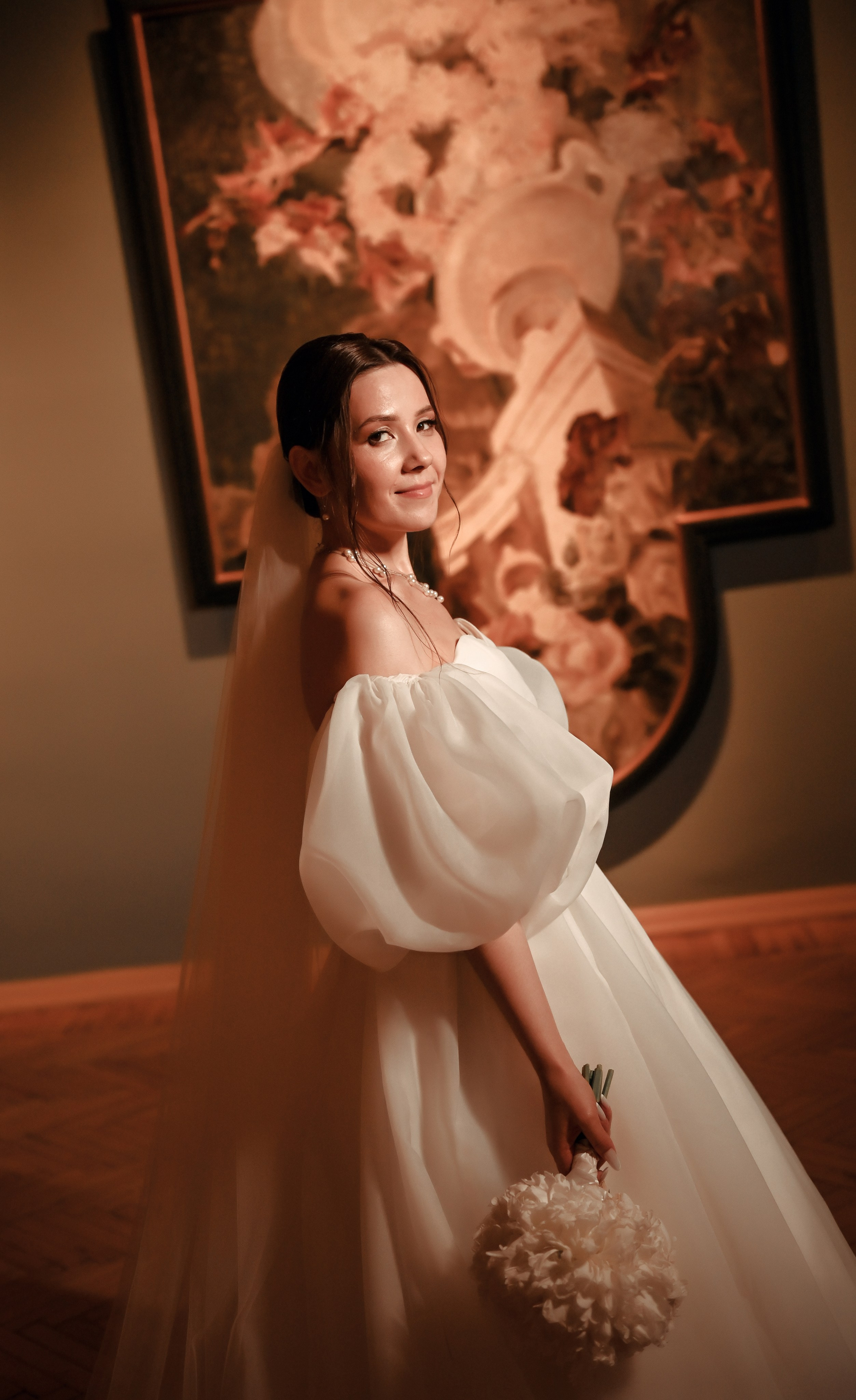 Небольшая свадебная серия в музее и прогулкой под дождем Эльмиры и Ризата. Свадебный, семейный, детский, контент фотограф в Омске Максим Ильин