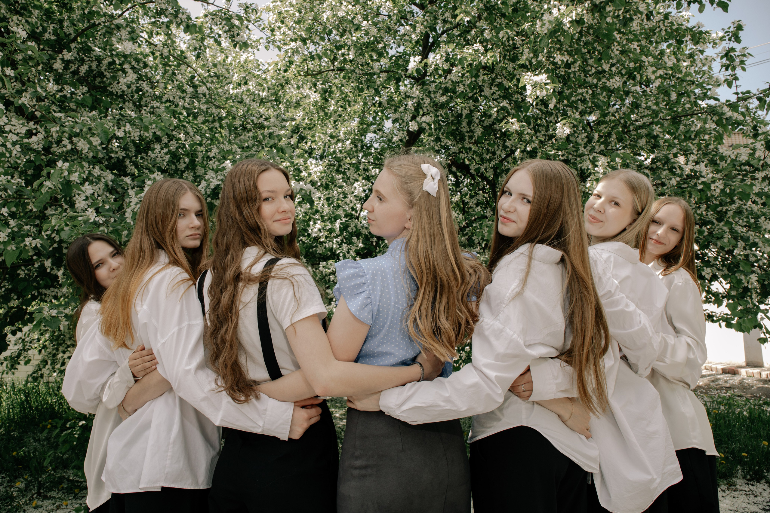 9 класс в яблонях. Фотограф Елена Балакина (Челябинск)