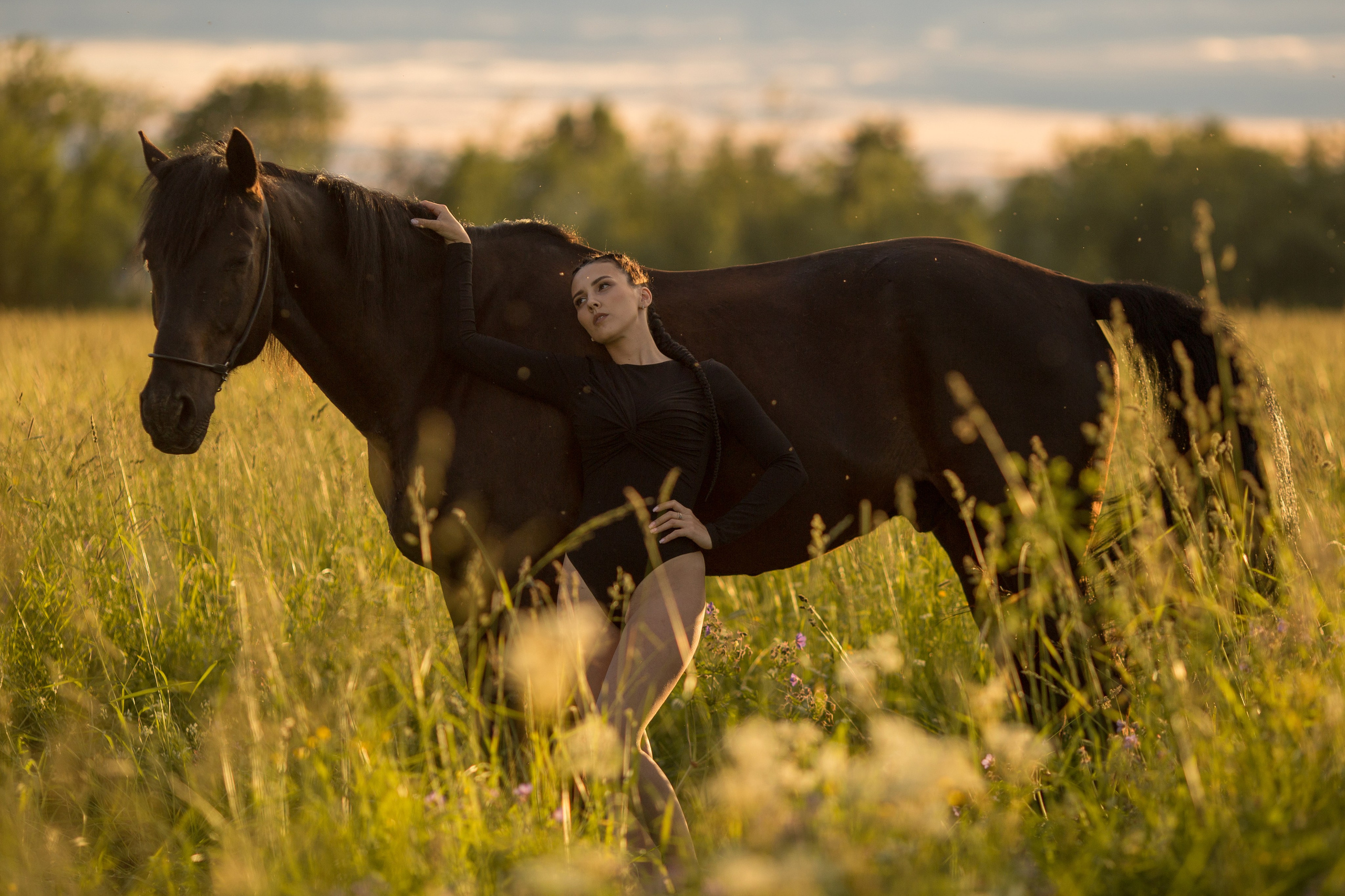 Фотосессия с лошадью в купальнике в поле