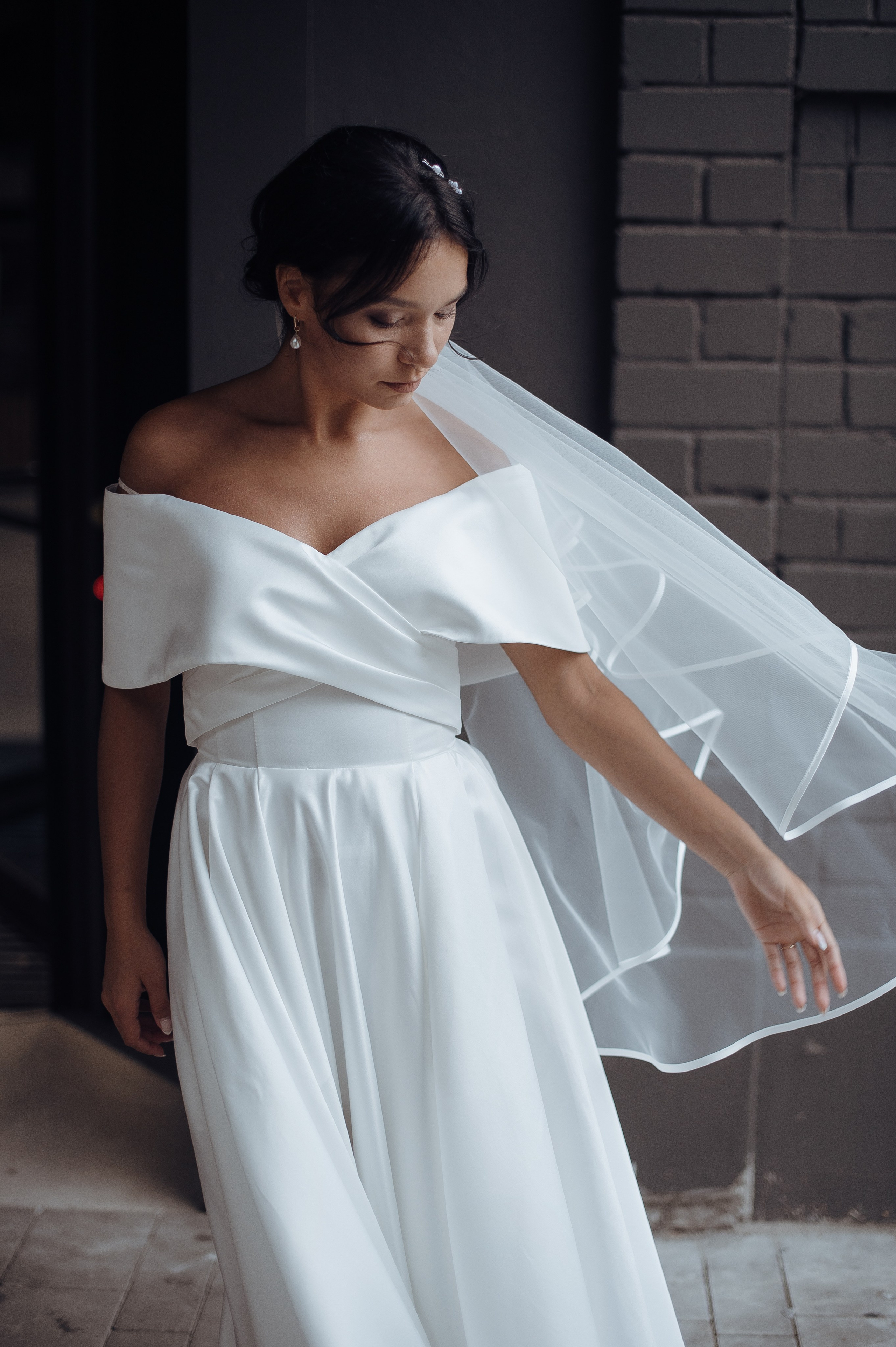 Невеста и развивающееся платье на ветру