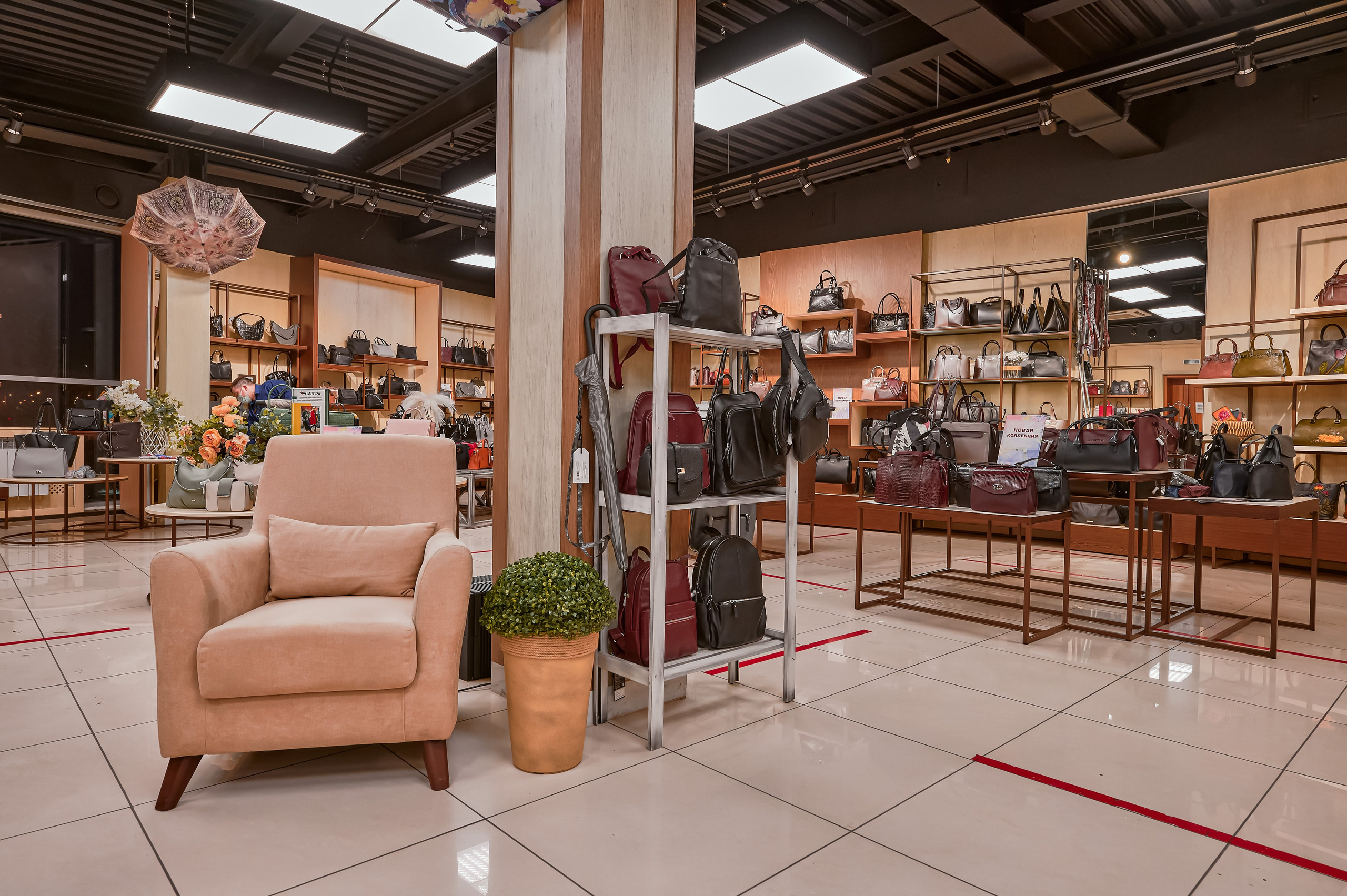 Портфолио по интерьерной и экстерьерной фотосъёмки: Мир сумок — Левый берег. Фотограф Яковлев Роман — Красноярск