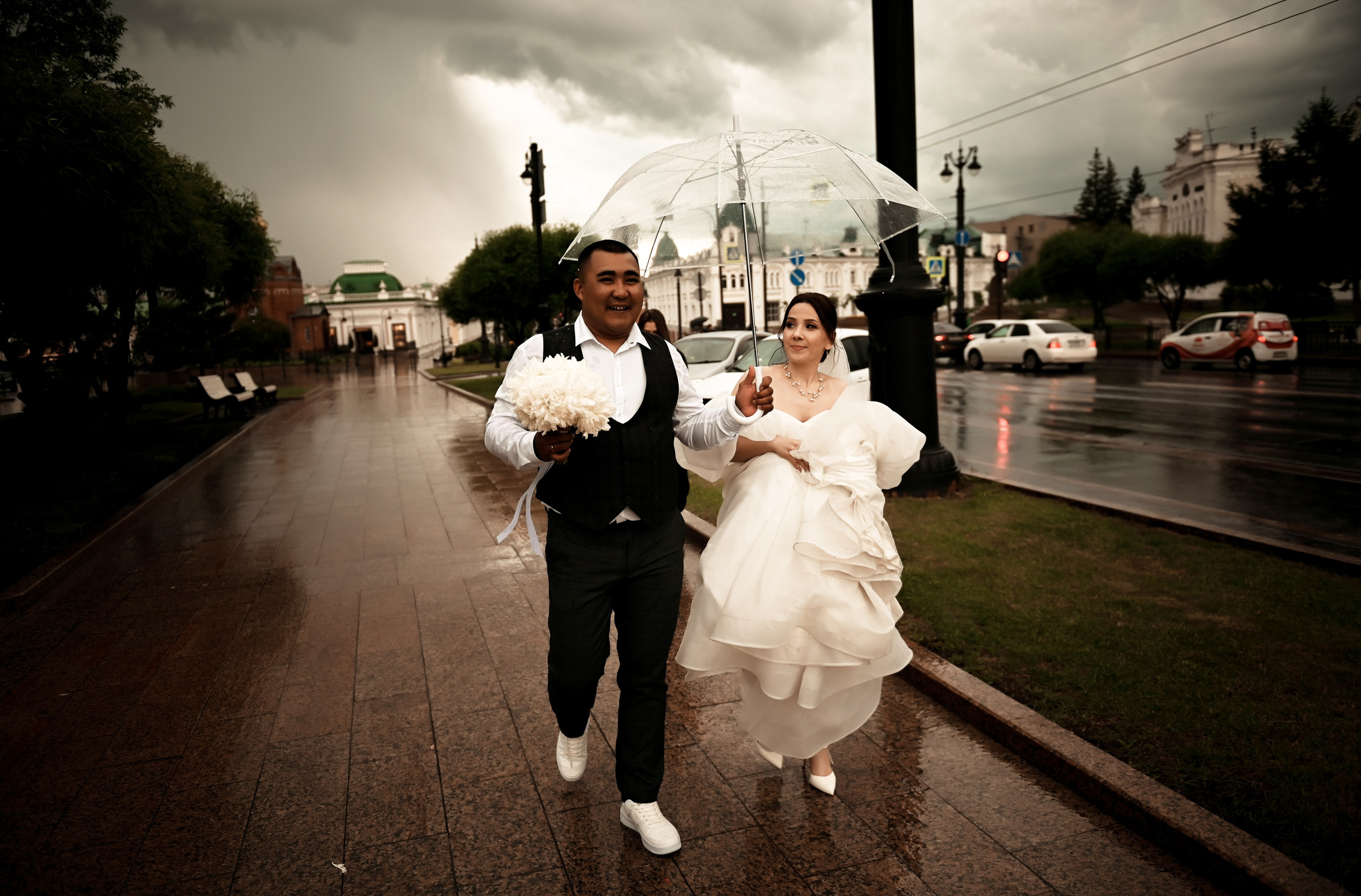 Небольшая свадебная серия в музее и прогулкой под дождем Эльмиры и Ризата. Свадебный, семейный, детский, контент фотограф в Омске Максим Ильин