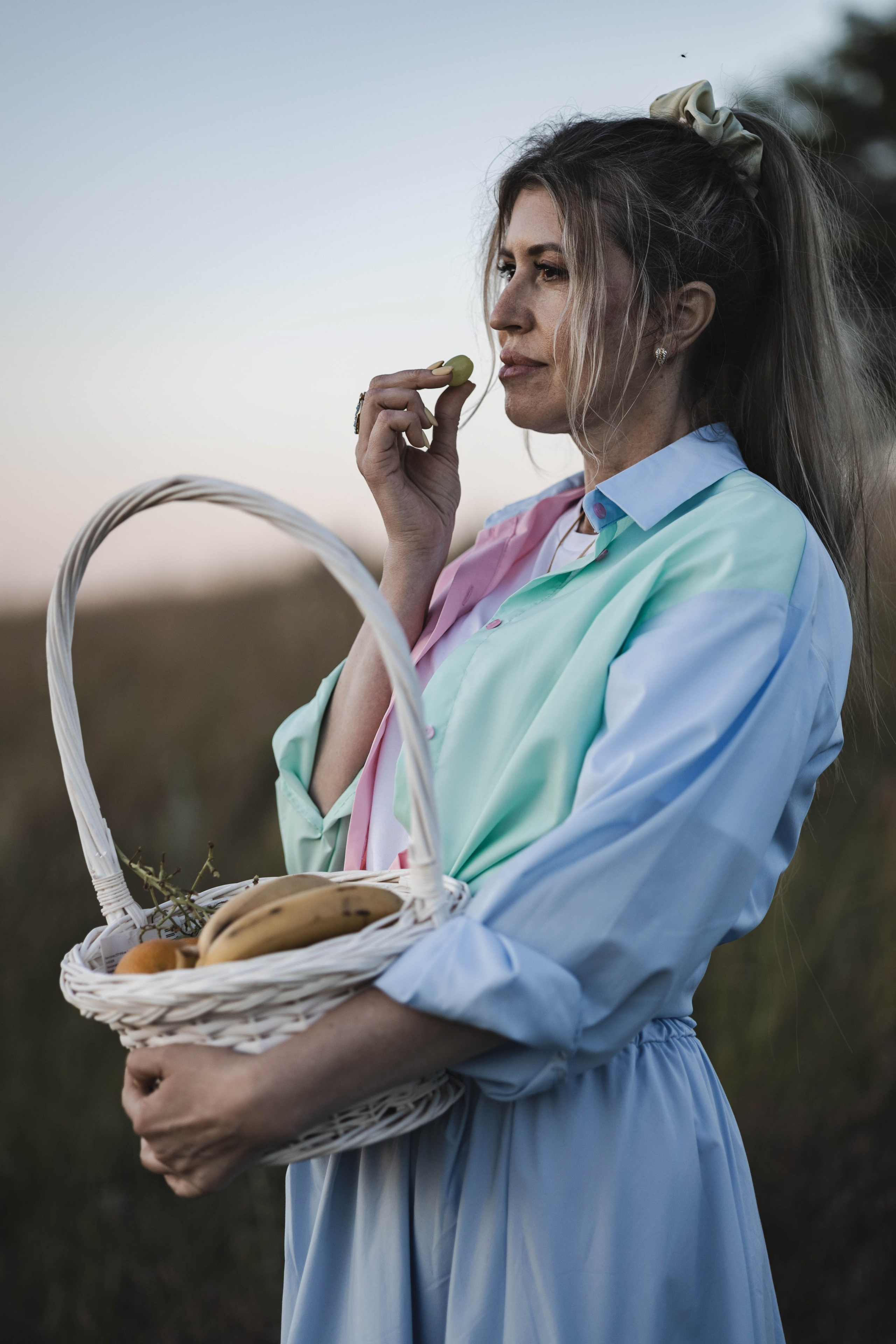 Внучка и бабуля прогулка на природе. Коммерческий фотограф