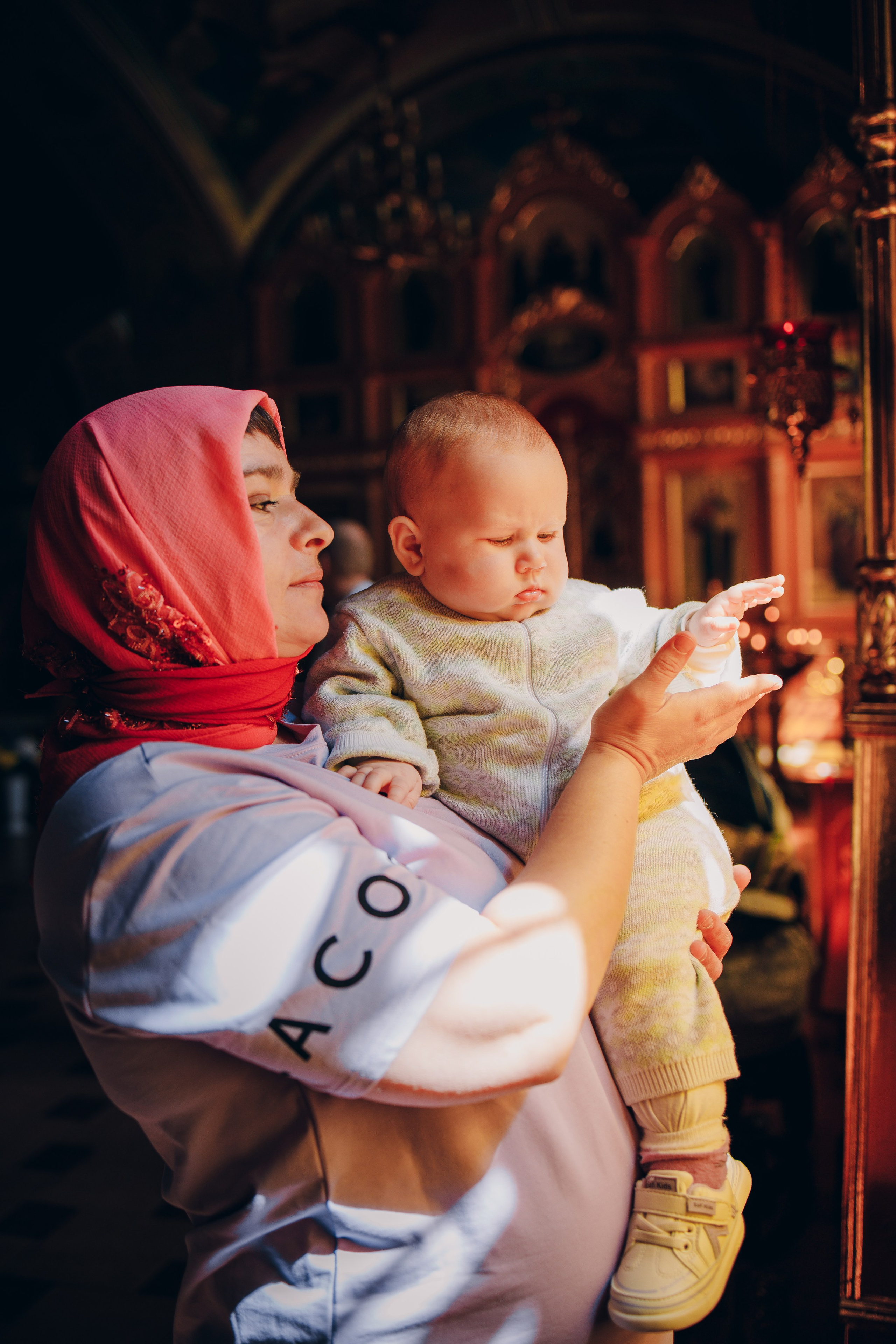 Зимняя съемка ребенка в церкви. Выпускные альбомы в Серпухове