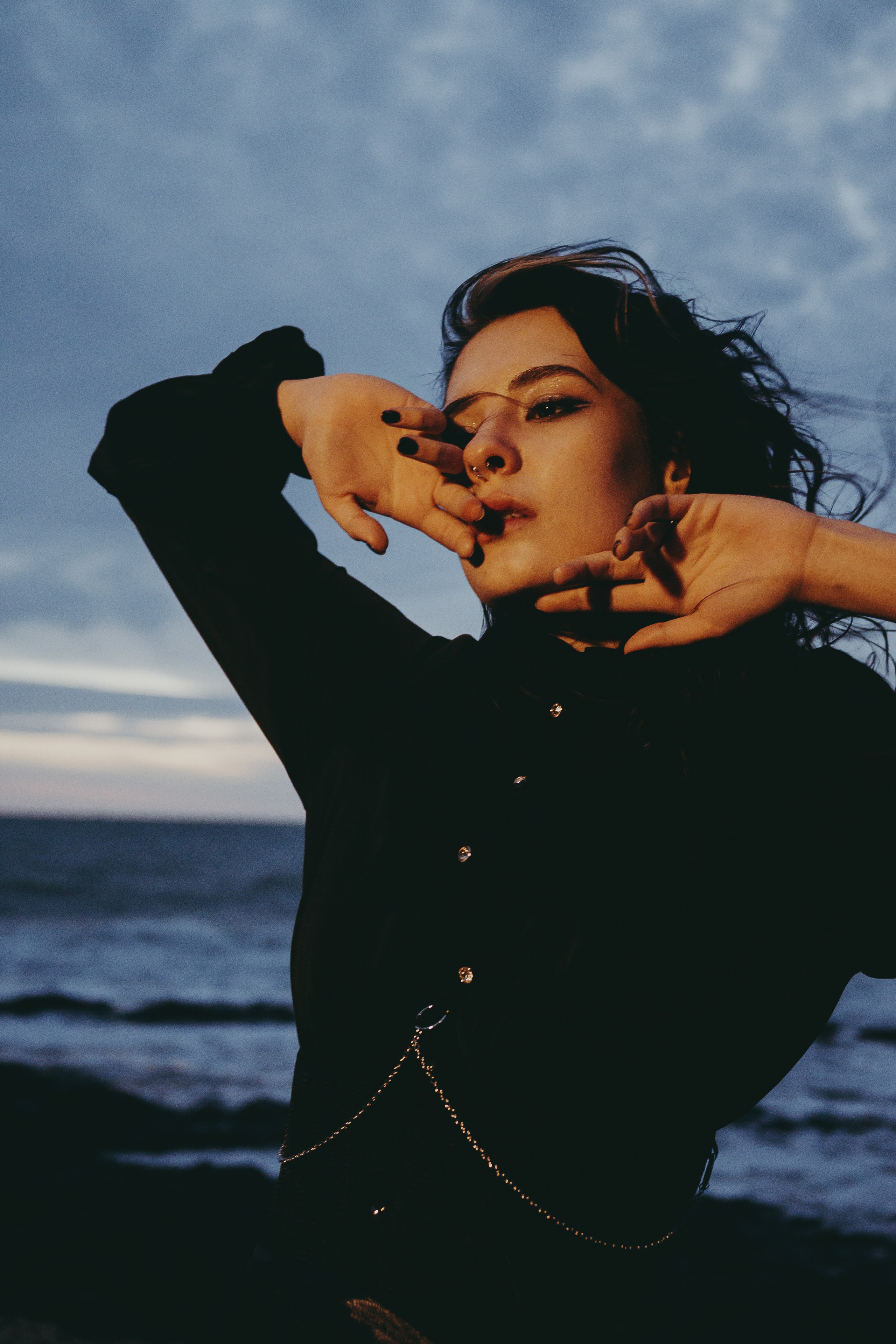 Съёмка у моря с оленьими рогами