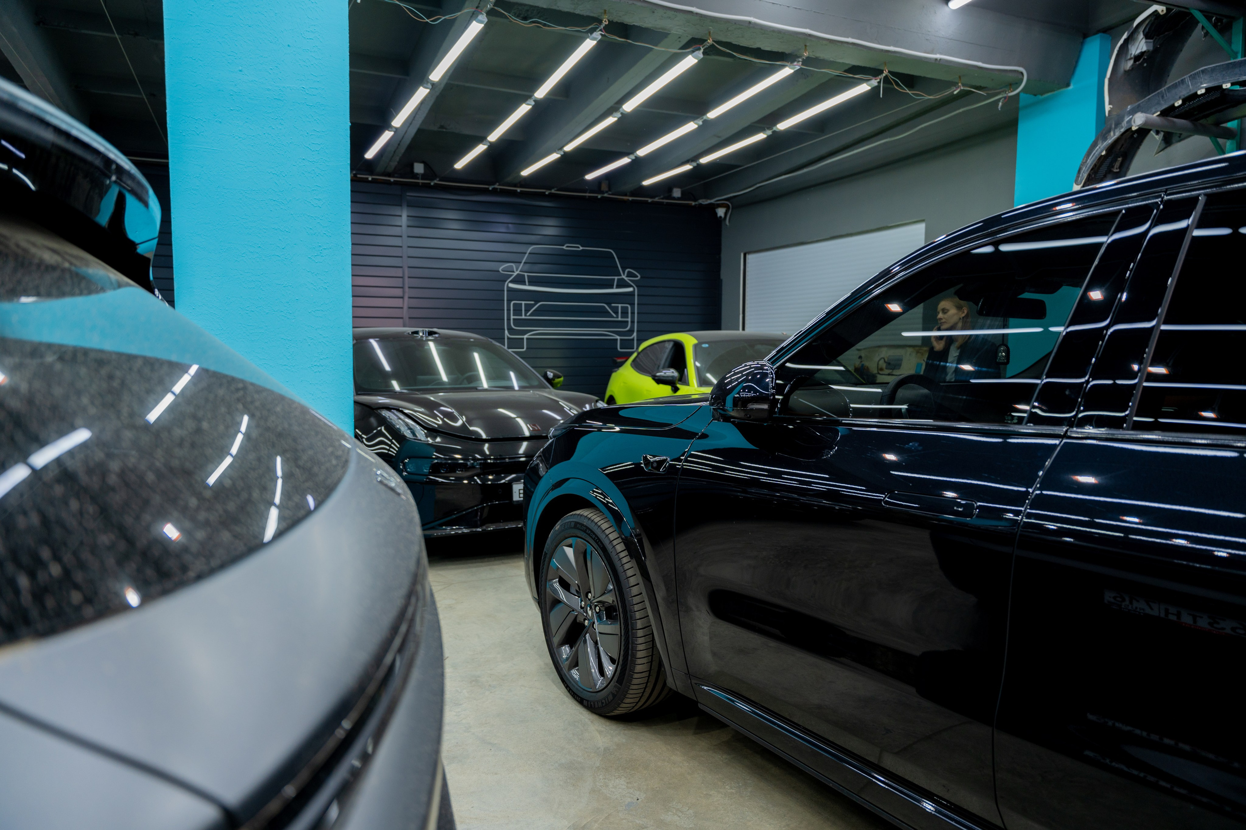 Интерьерная фотосъемка автосалона Elrus в Краснодаре. Zeekr, LiXiang Профессиональная фотосъемка интерьера премиум-автосалона в Краснодаре. Шедевры для Вас! Фотограф и Видеограф в Краснодаре Пахиев Руслан