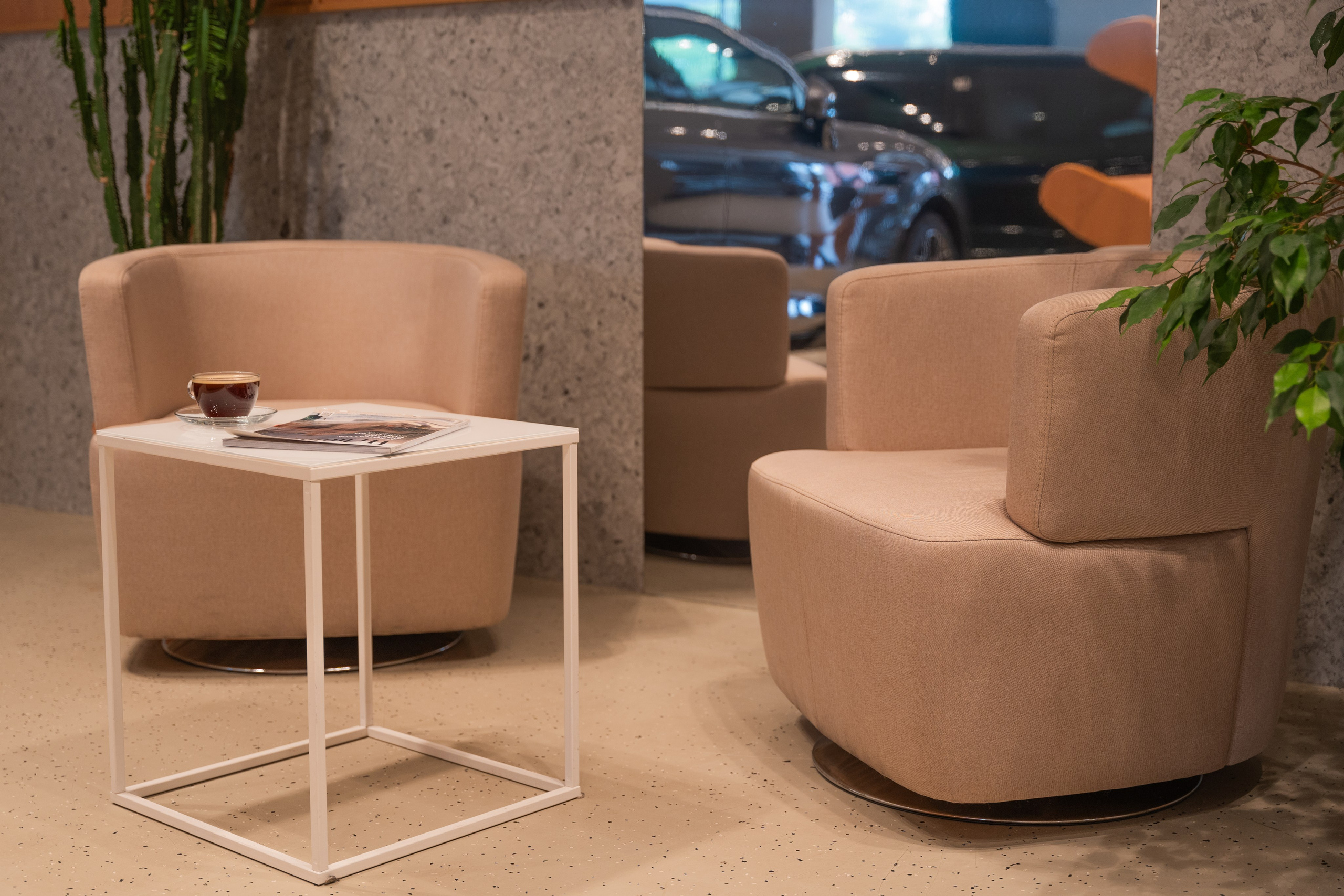 Интерьерная фотосъемка автосалона Elrus в Краснодаре. Zeekr, LiXiang Профессиональная фотосъемка интерьера премиум-автосалона в Краснодаре. Шедевры для Вас! Фотограф и Видеограф в Краснодаре Пахиев Руслан