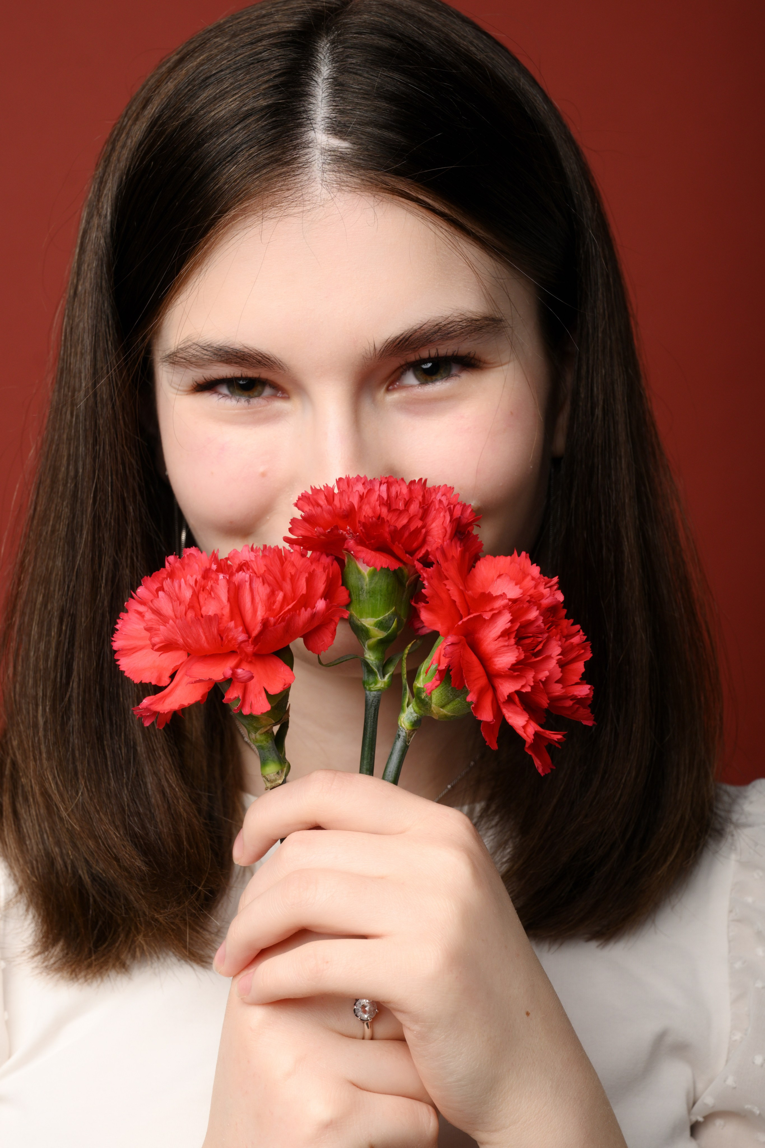 Женский портрет в студии с красными цветами