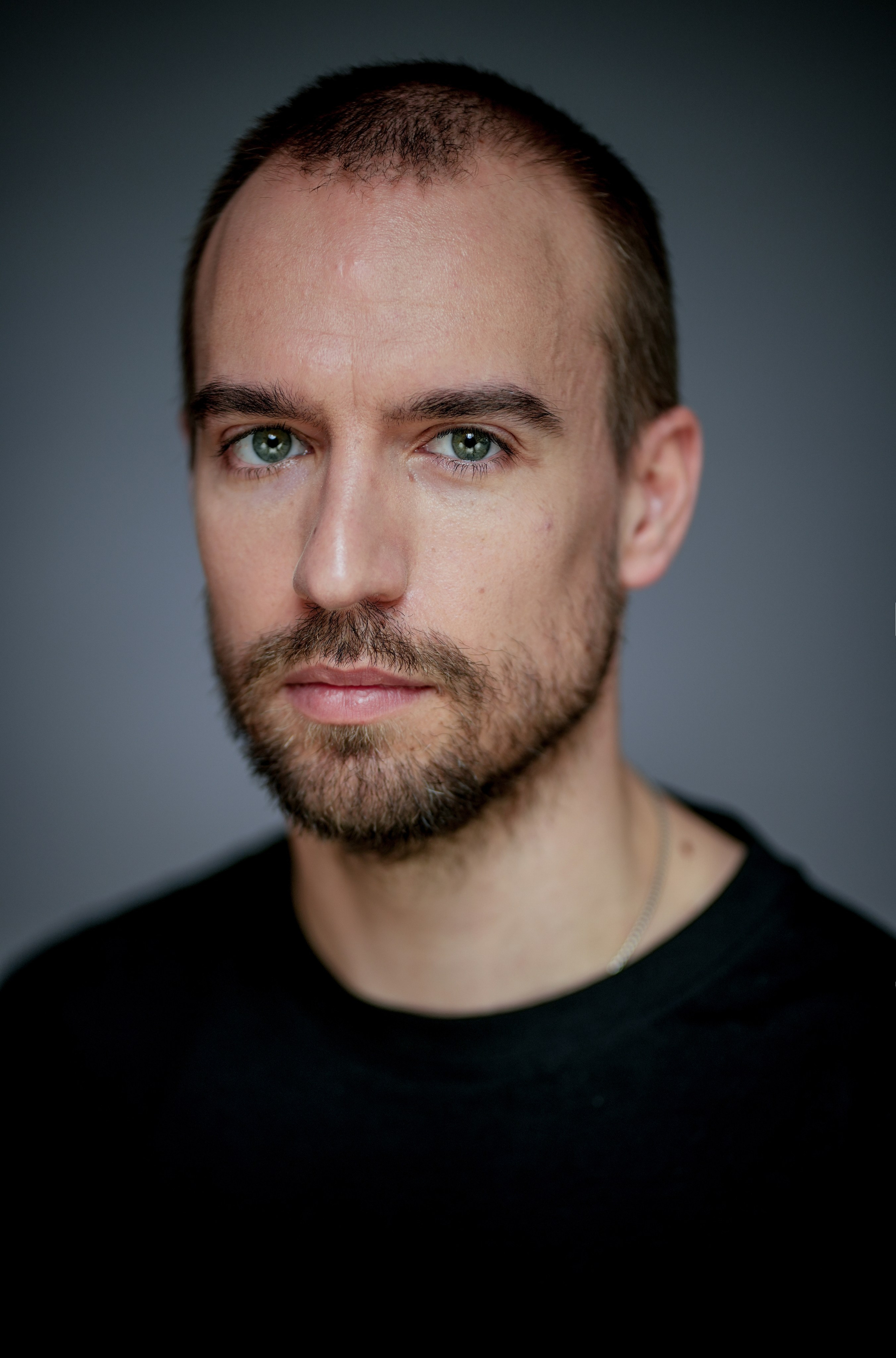 Актёр Пётр Романов. Портретная съемка в Москве, студийный фотограф Игорь Фомин